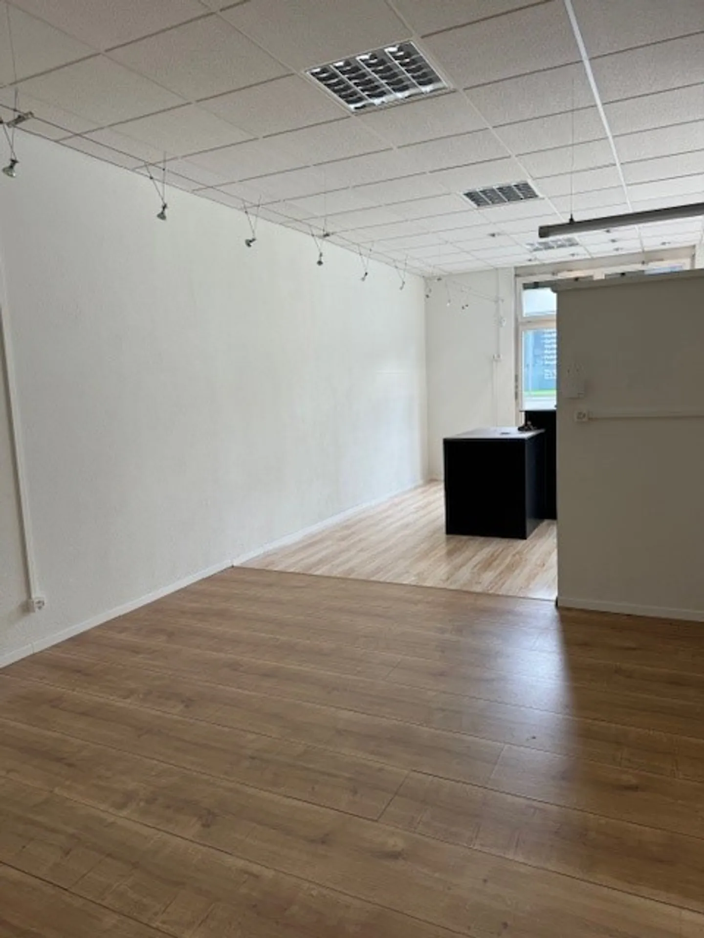 Retail space for rent in a central location - Photo 4 of 5