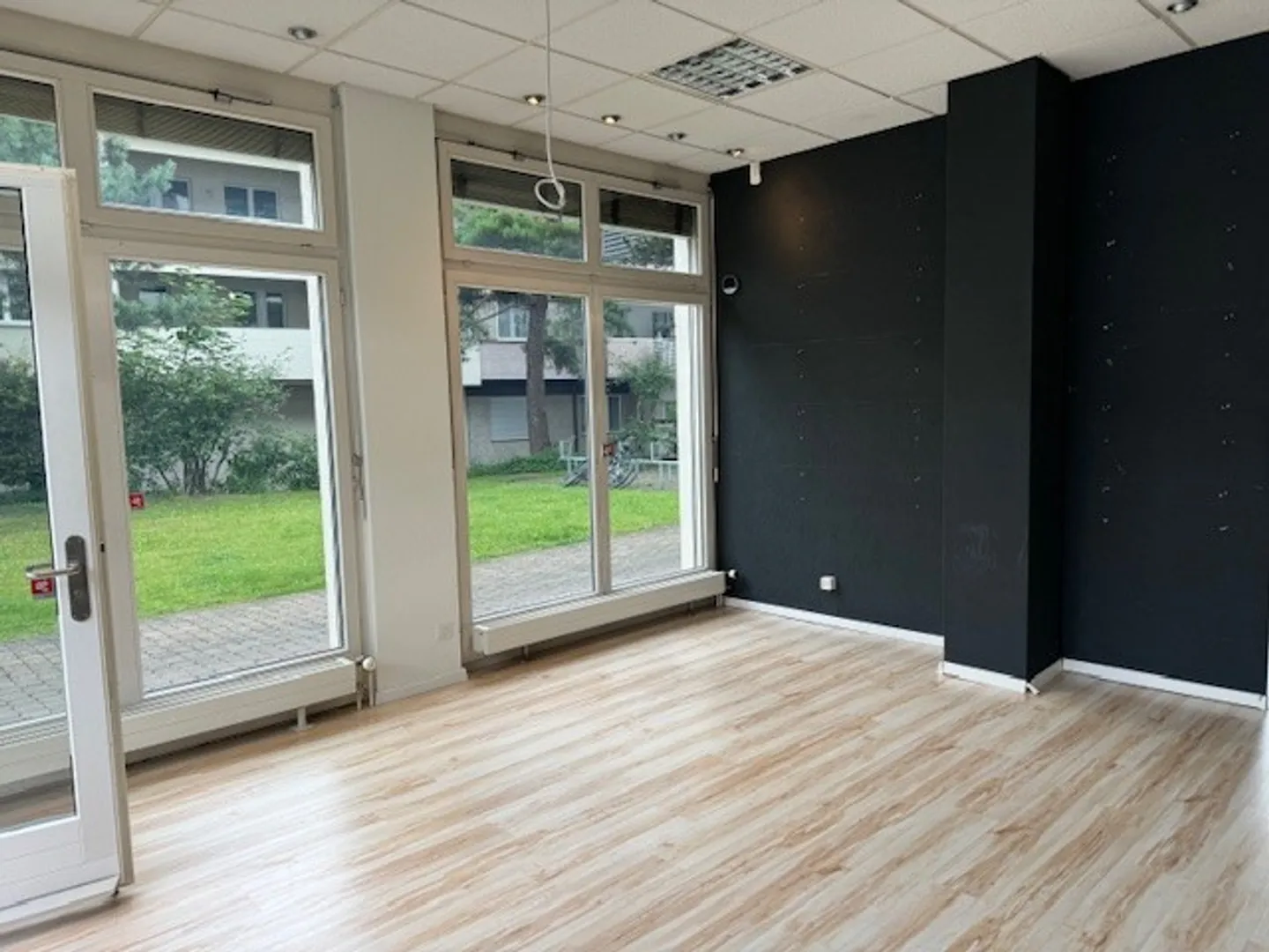 Retail space for rent in a central location - Photo 5 of 5