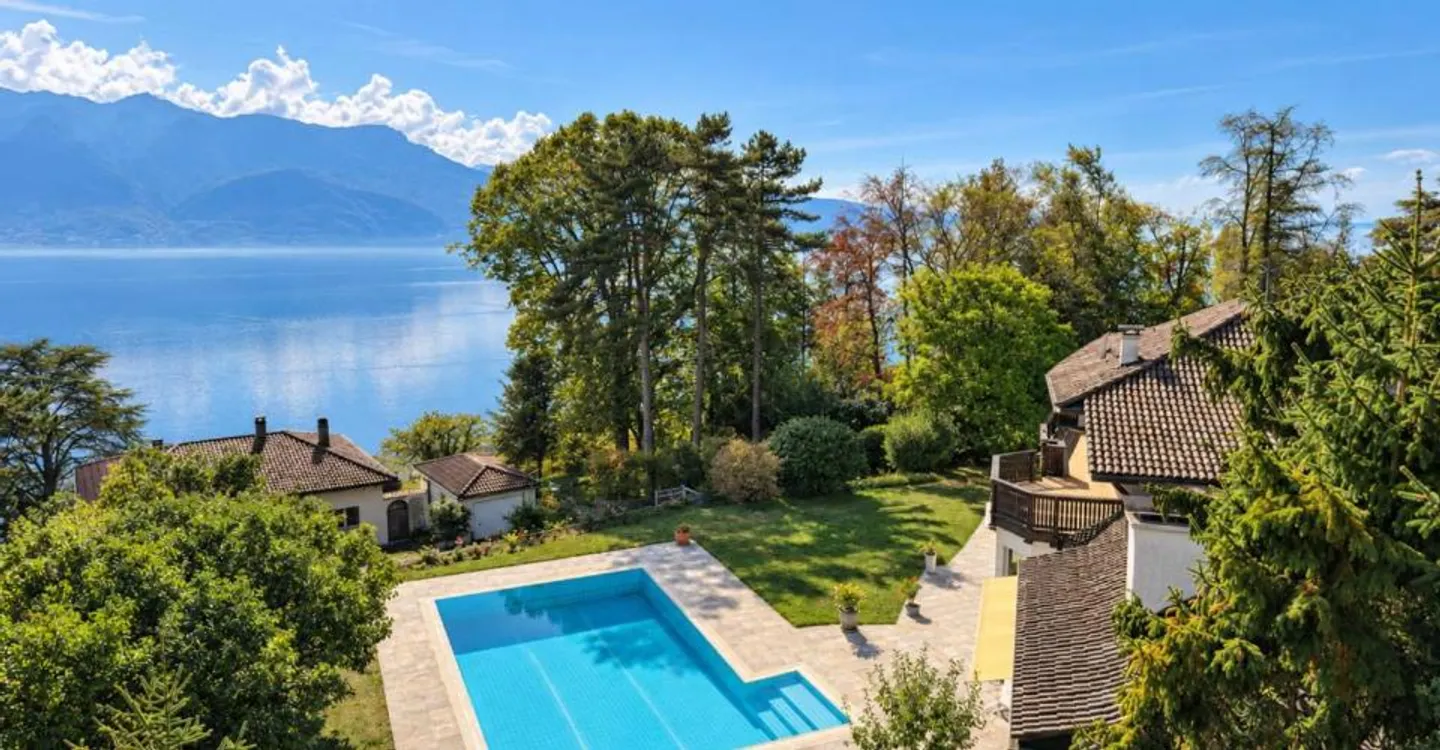 Elegant residence with panoramic views of the lake and the Lavaux vineyards - Photo 1 of 11