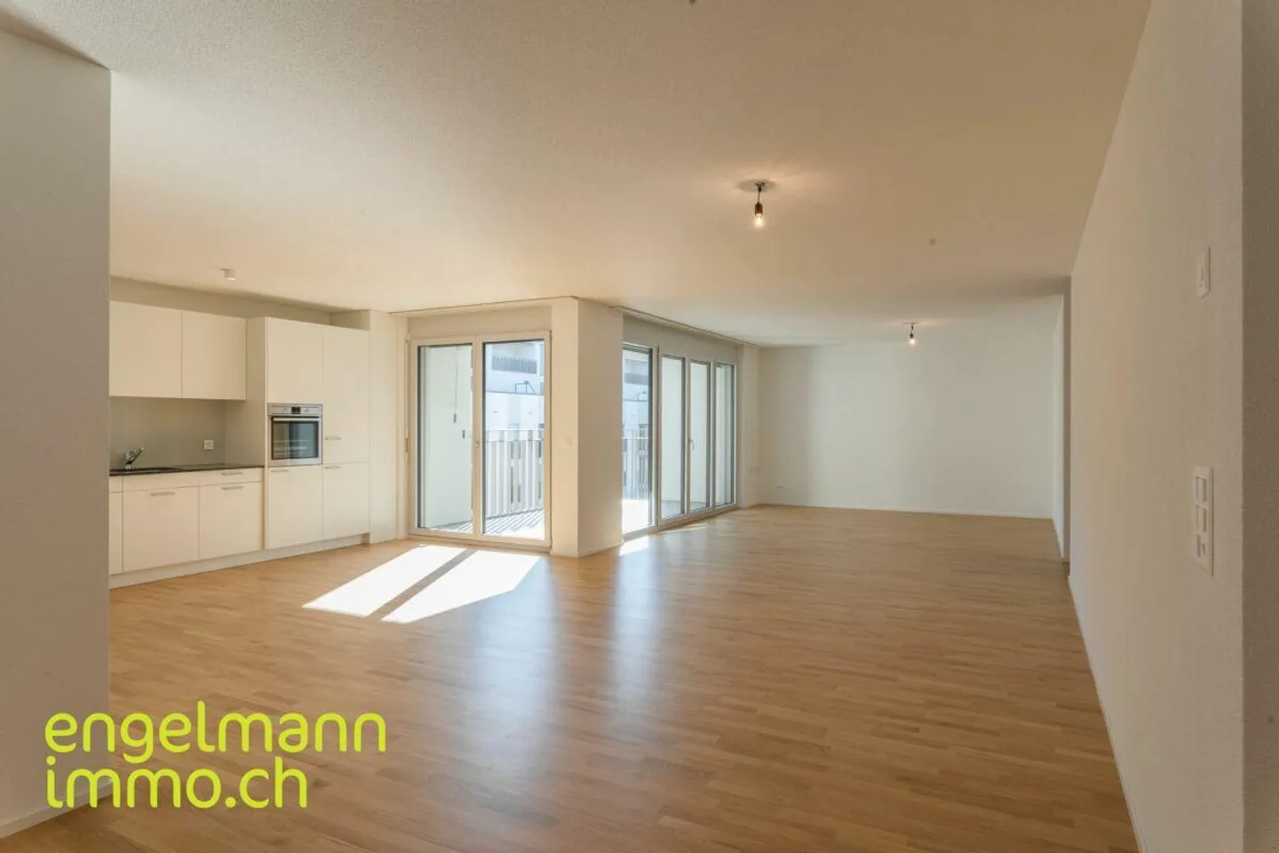 Spacious 4.5 Room Apartment - Photo 2 of 12