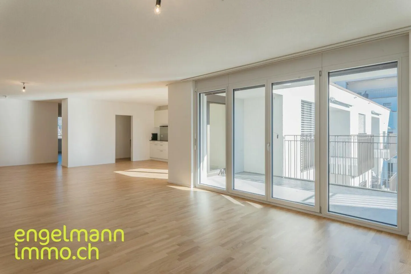 Spacious 4.5 Room Apartment - Photo 3 of 12