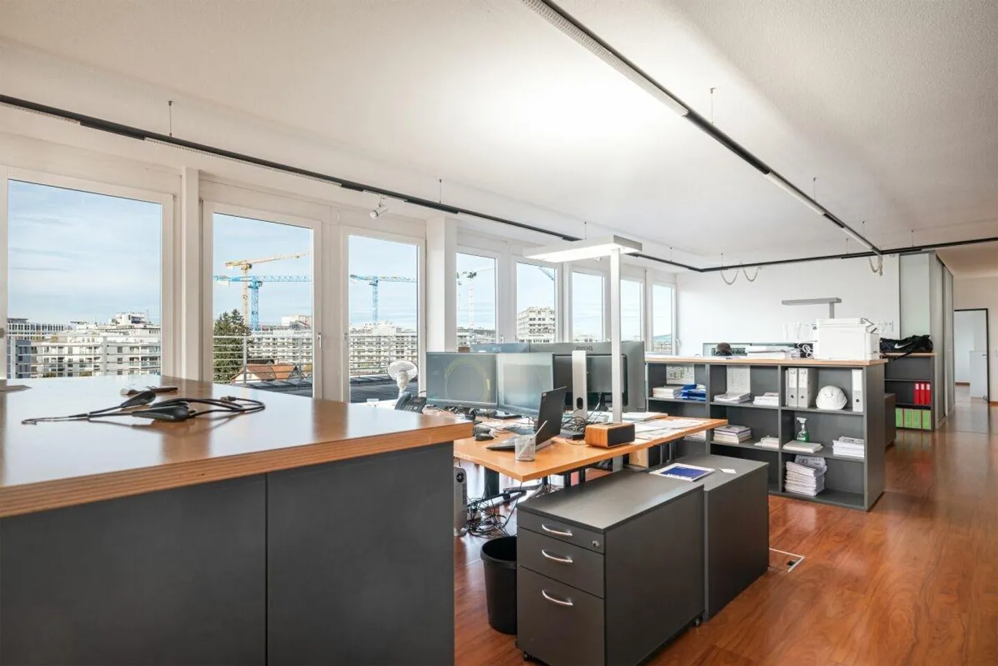 Espace commercial en attique lumineux avec vue et grande terrasse - Photo 5 sur 24