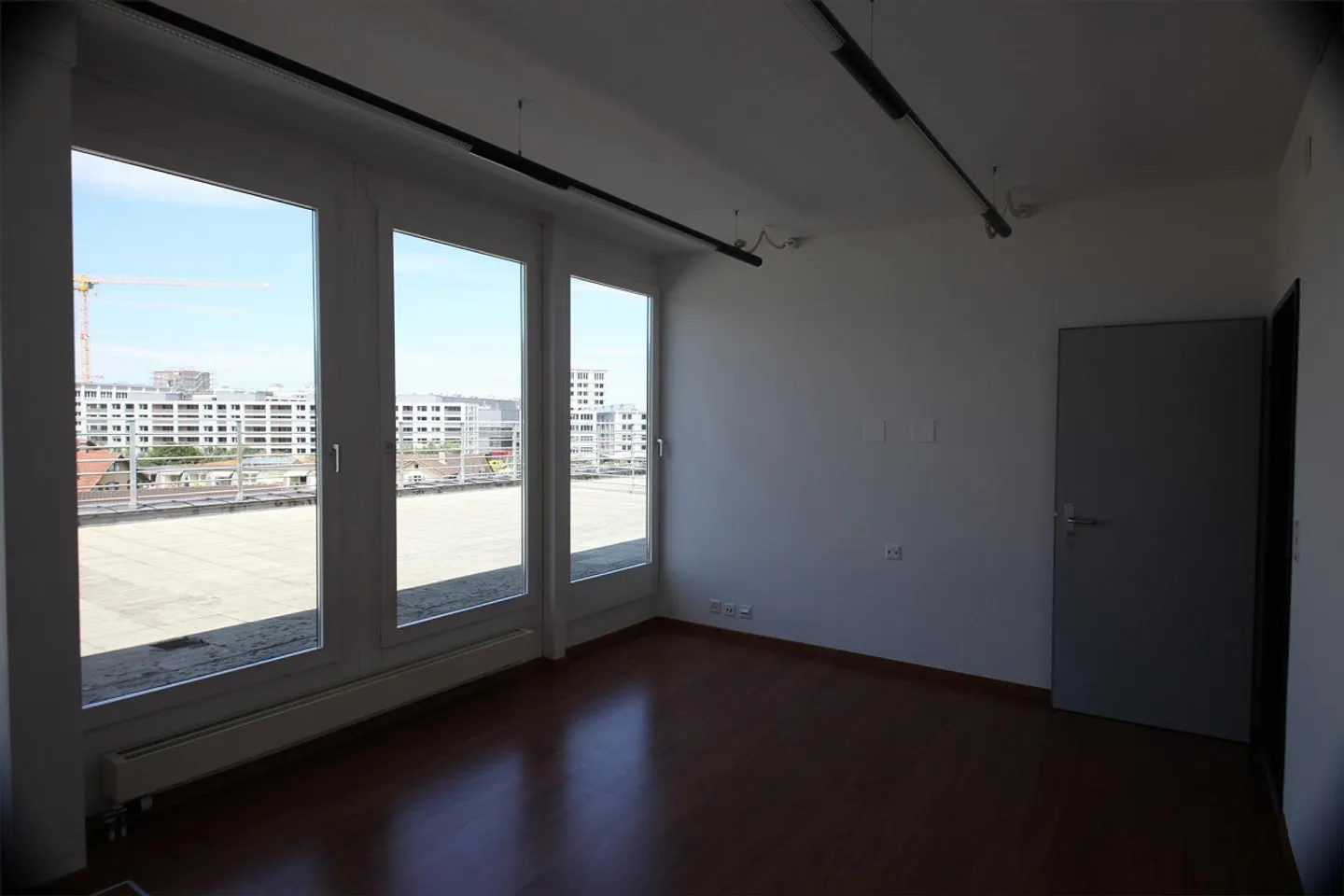 Espace commercial en attique lumineux avec vue et grande terrasse - Photo 7 sur 24