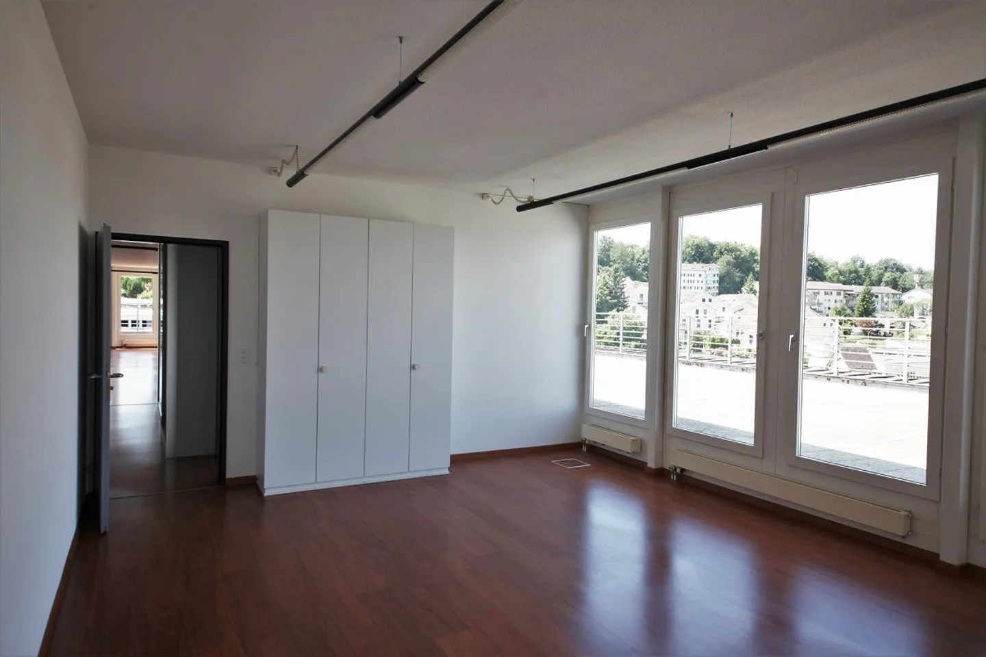 Espace commercial en attique lumineux avec vue et grande terrasse - Photo 8 sur 24