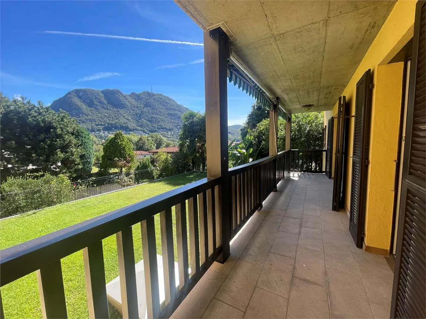 Luminoso appartamento di 3,5 stanze a Gentilino con grande terrazza coperta e vista - Foto 1 di 7