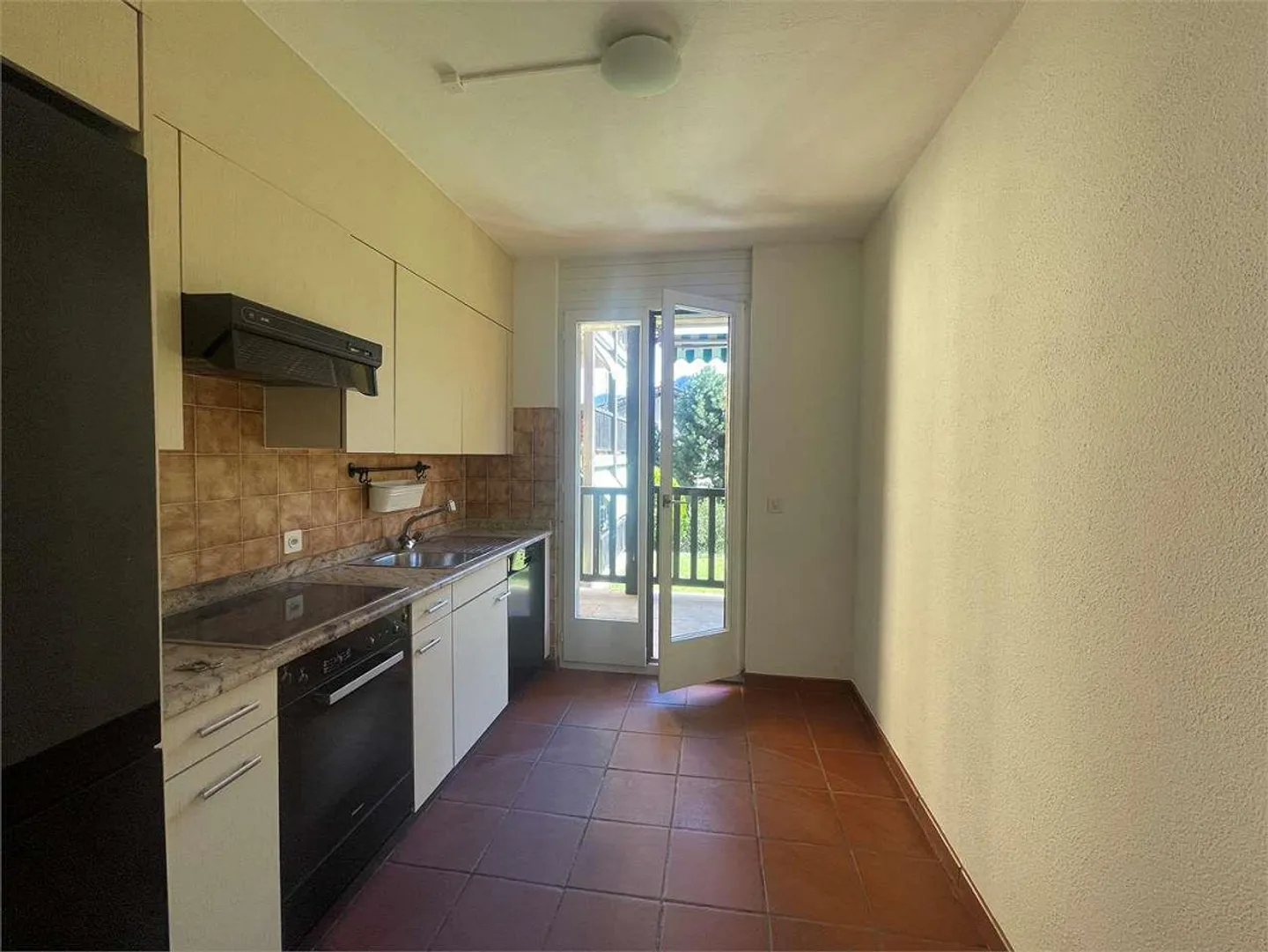 Luminoso appartamento di 3,5 stanze a Gentilino con grande terrazza coperta e vista - Foto 3 di 7