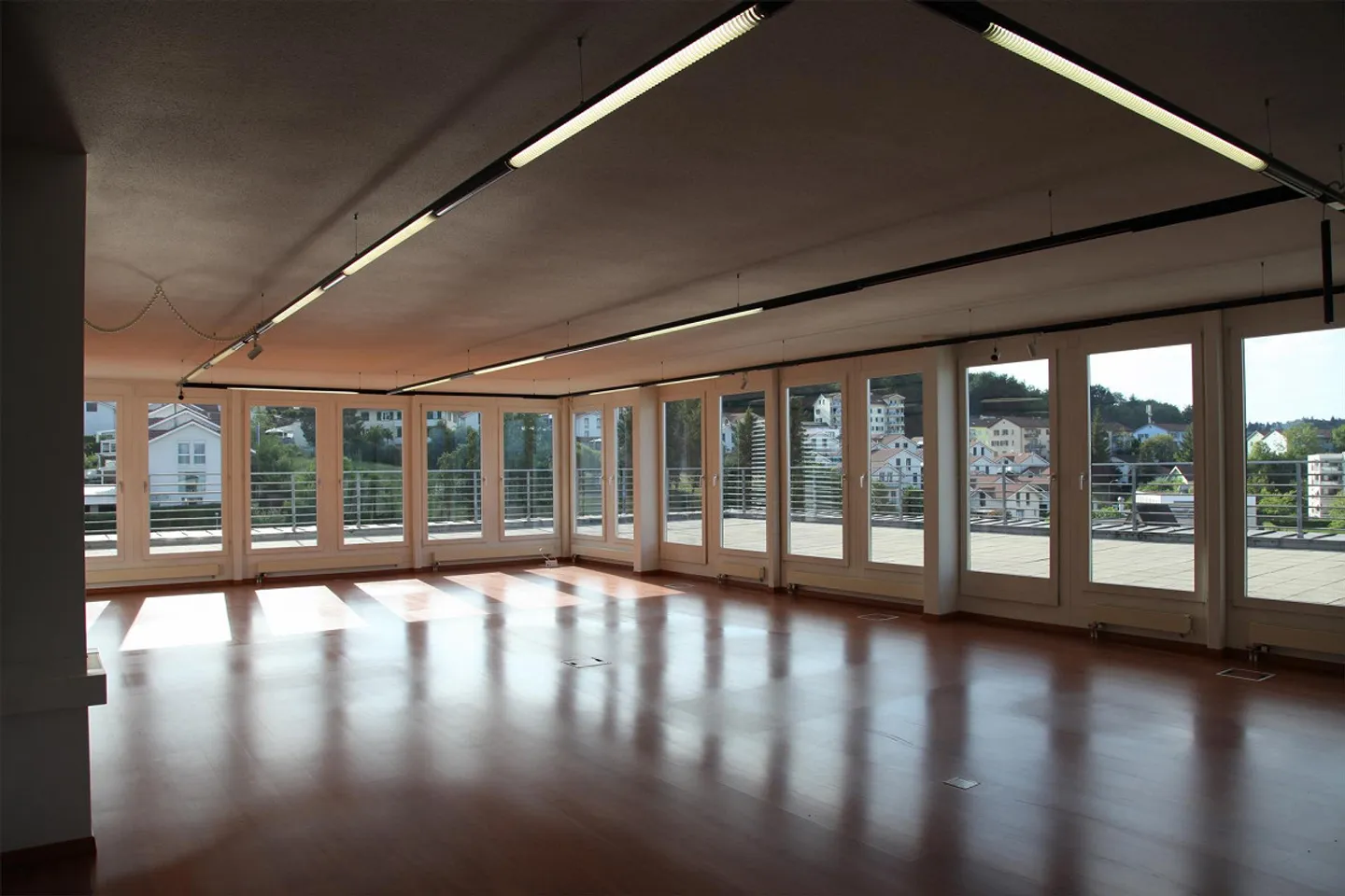 Espace commercial en attique lumineux avec vue et grande terrasse - Photo 9 sur 24
