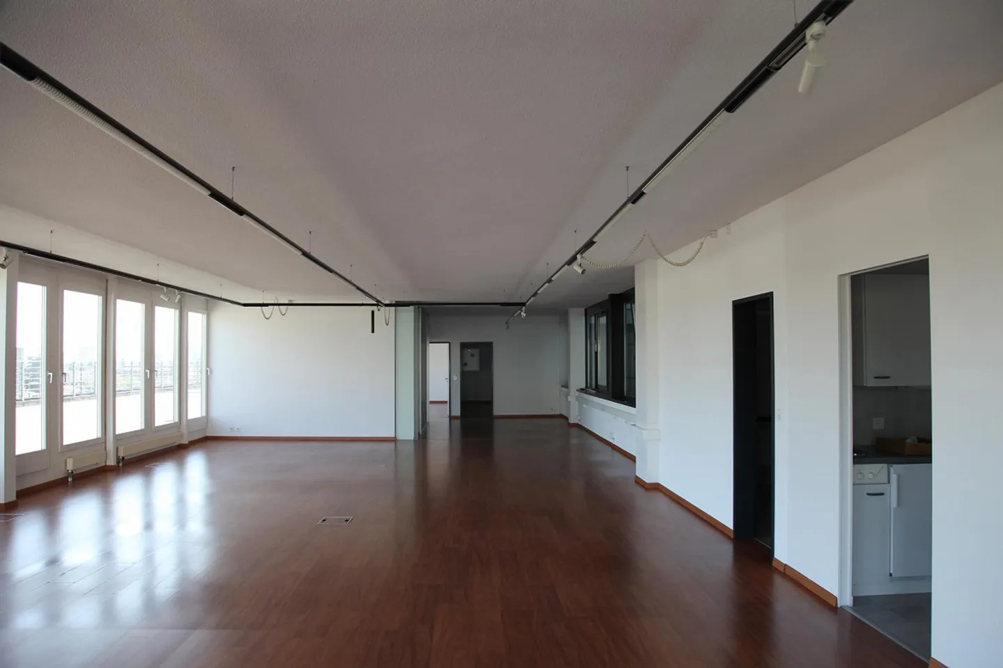 Espace commercial en attique lumineux avec vue et grande terrasse - Photo 10 sur 24