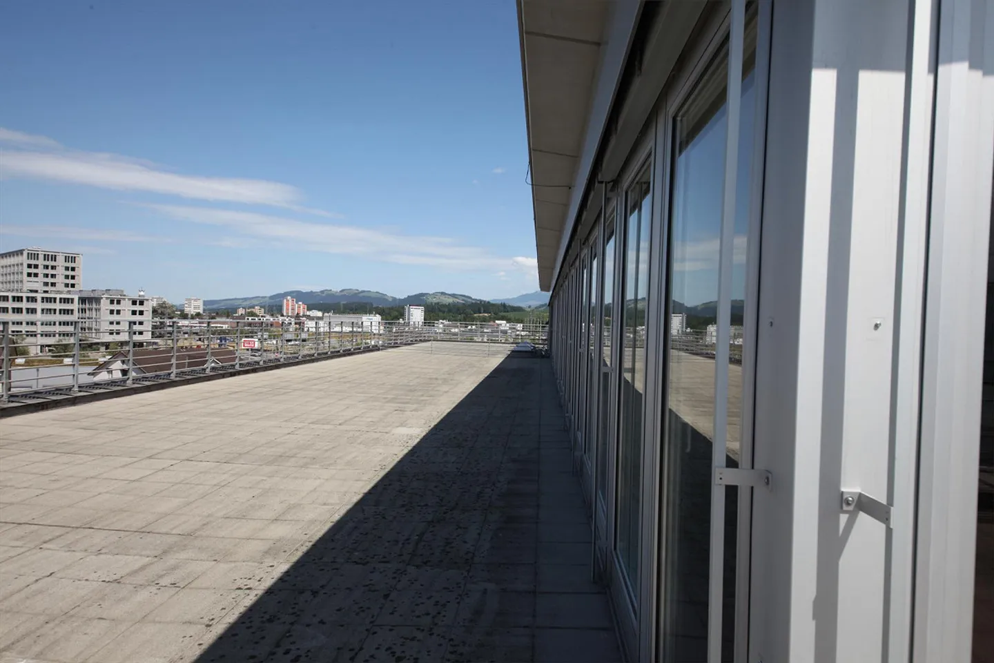 Espace commercial en attique lumineux avec vue et grande terrasse - Photo 11 sur 24