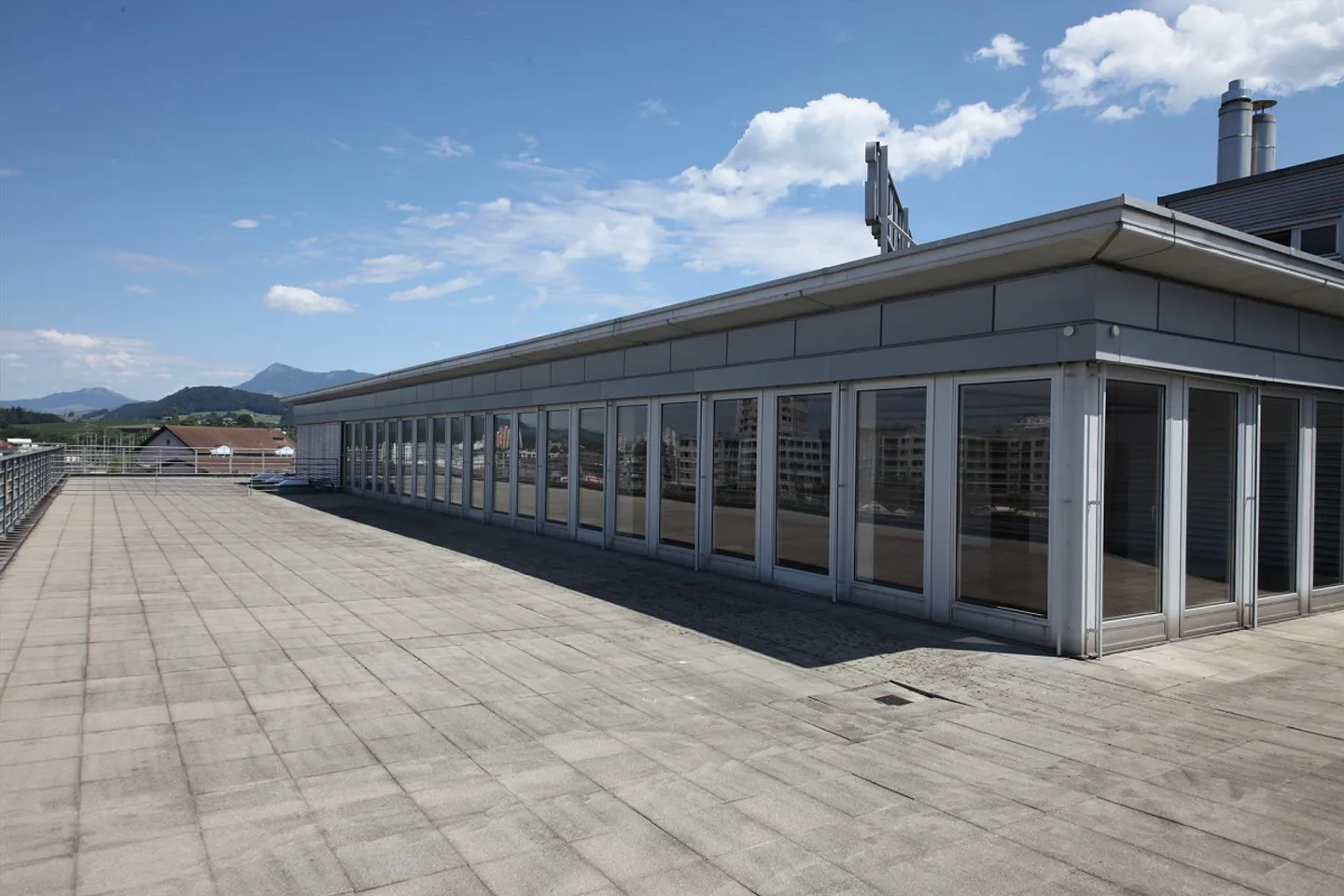 Espace commercial en attique lumineux avec vue et grande terrasse - Photo 13 sur 24