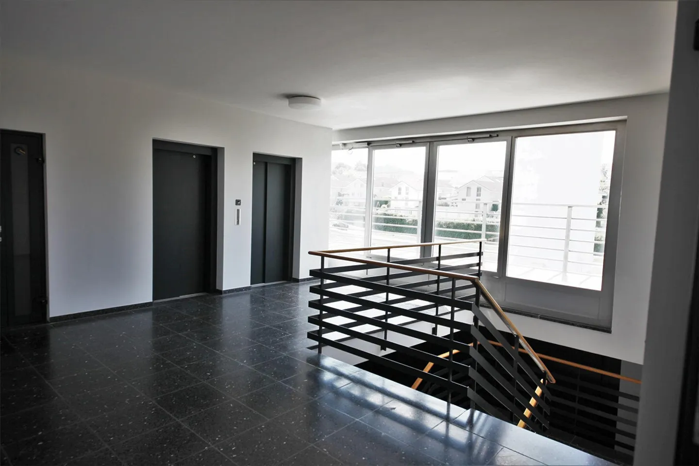 Espace commercial en attique lumineux avec vue et grande terrasse - Photo 18 sur 24