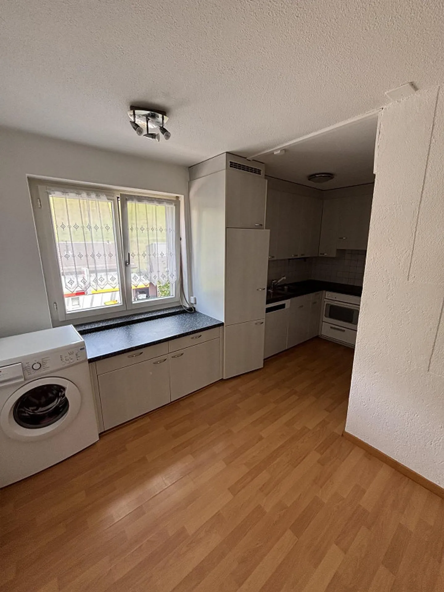 3.5 Room Apartment - Ready to Move In - Photo 4 of 9