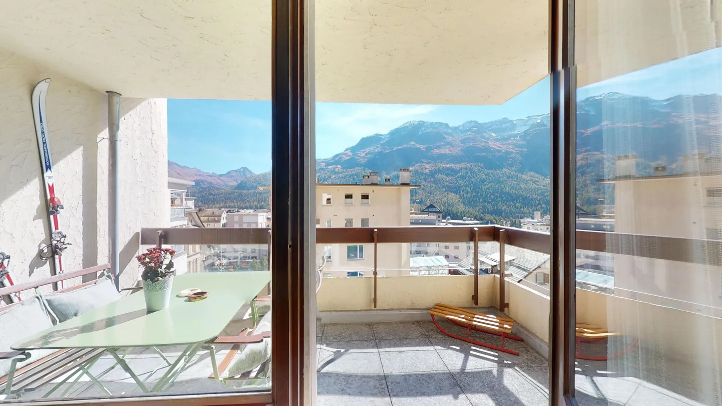 Home in the Heart of St. Moritz - 4.5-Room Apartment with Panoramic Balcony - Photo 3 of 15