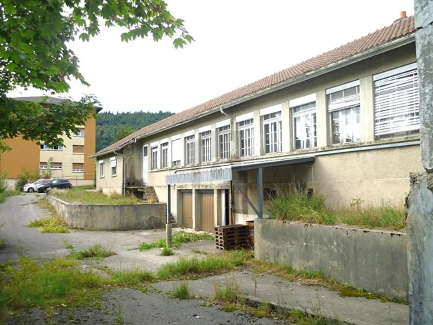 SPACIOUS ON THE GROUND FLOOR WITH POTENTIAL, PARKING INCLUDED (3) - Photo 1 of 4