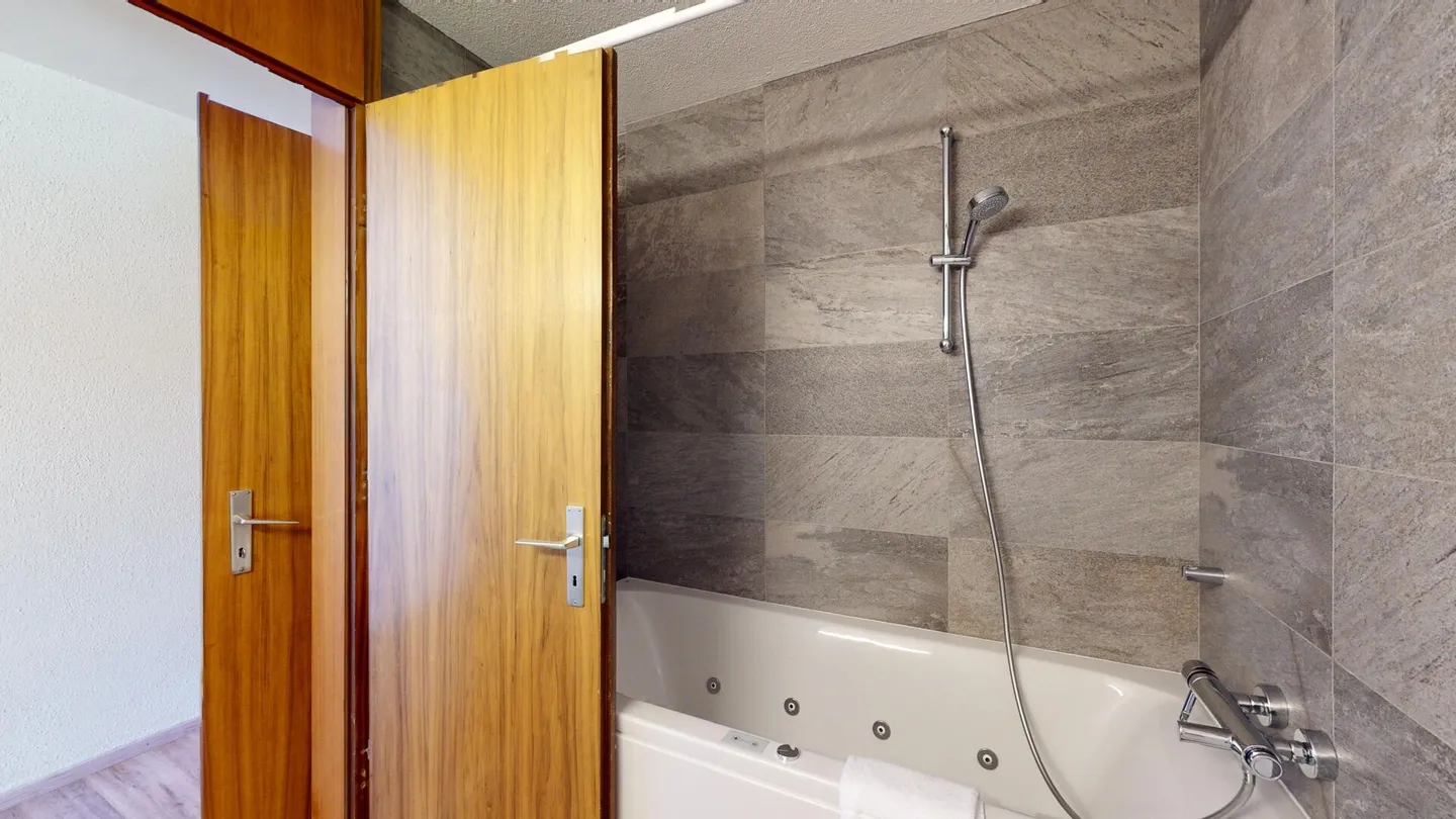 Home in the Heart of St. Moritz - 4.5-Room Apartment with Panoramic Balcony - Photo 11 of 15