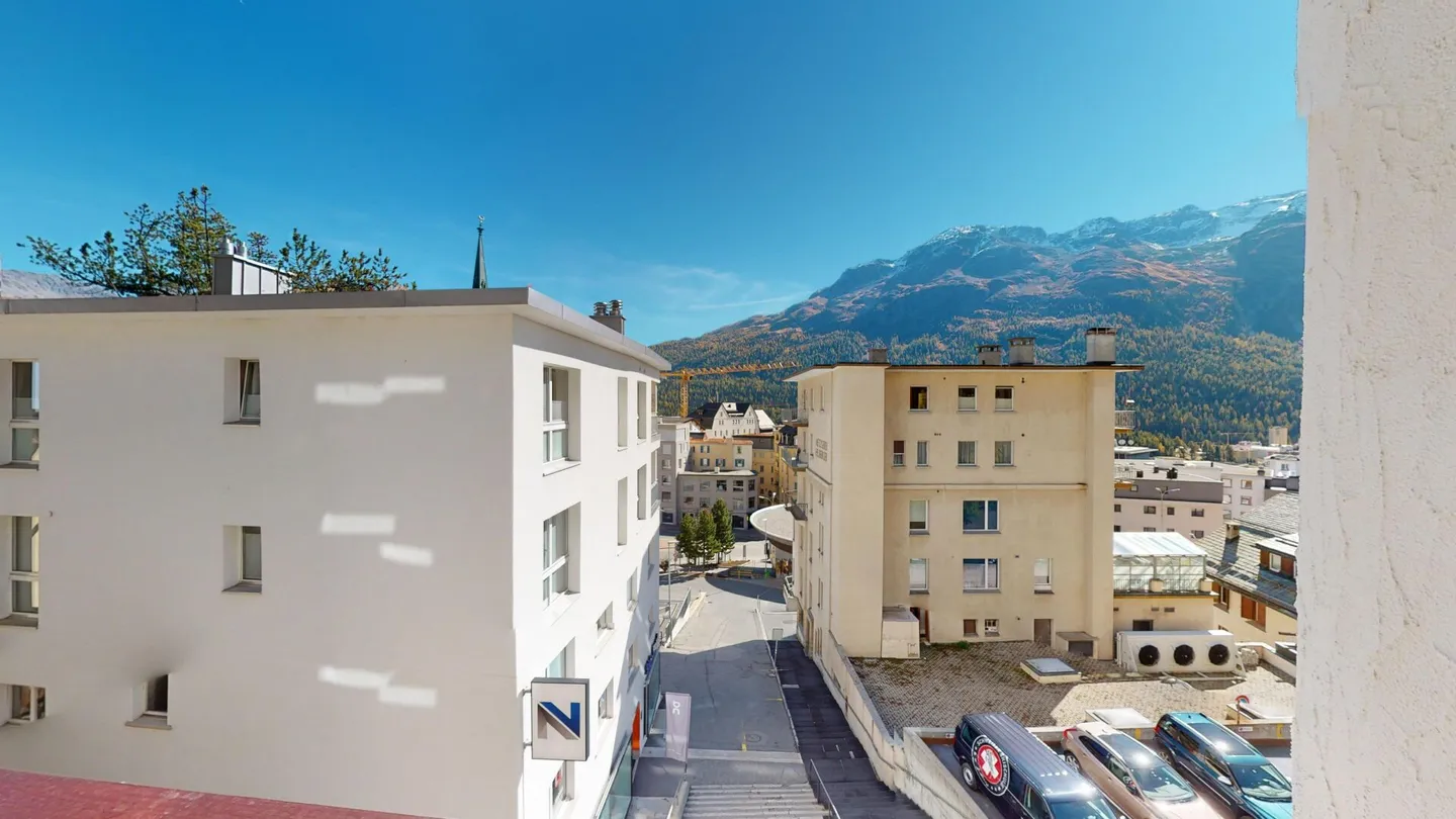 Home in the Heart of St. Moritz - 4.5-Room Apartment with Panoramic Balcony - Photo 12 of 15