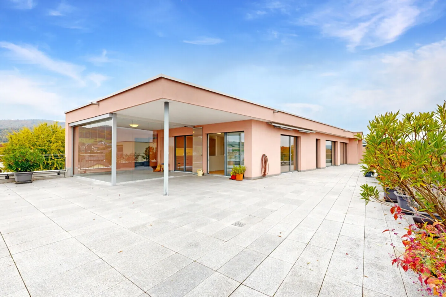 Attico elegante e luminoso con vista panoramica e grande terrazza - Foto 1 di 12