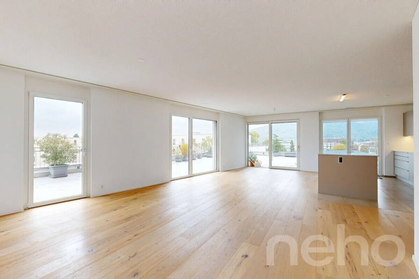Attico elegante e luminoso con vista panoramica e grande terrazza - Foto 2 di 12
