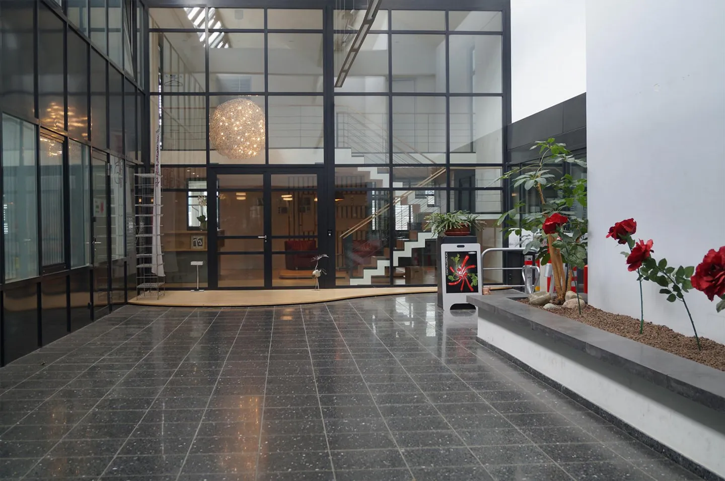 Espace commercial en attique lumineux avec vue et grande terrasse - Photo 19 sur 24