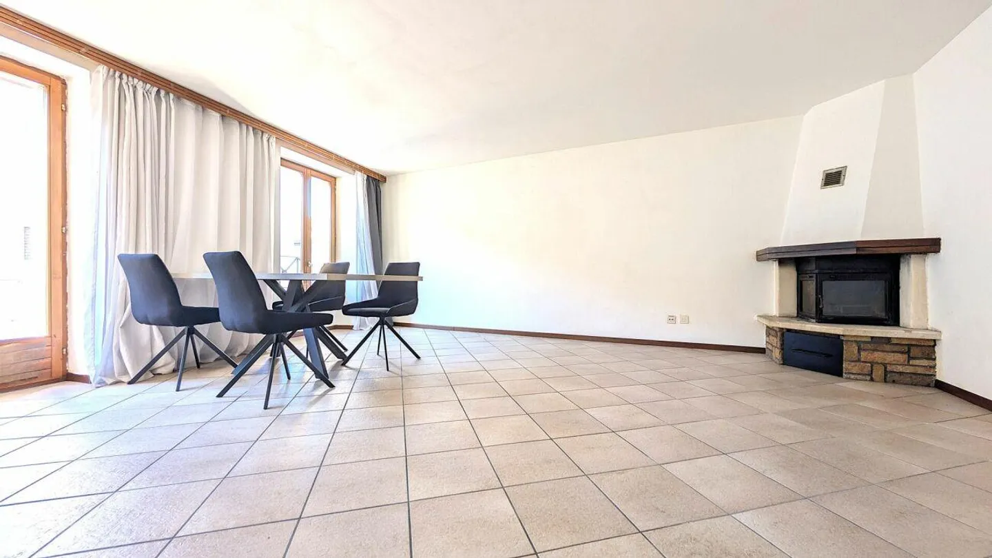 Atmosfera unica con camino e layout personalizzabile - Foto 1 di 8