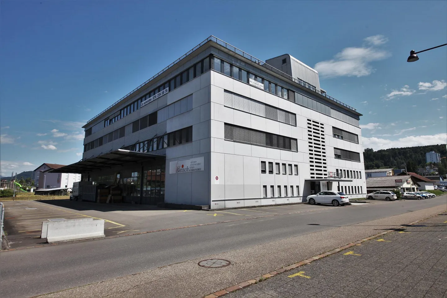 Espace commercial en attique lumineux avec vue et grande terrasse - Photo 22 sur 24