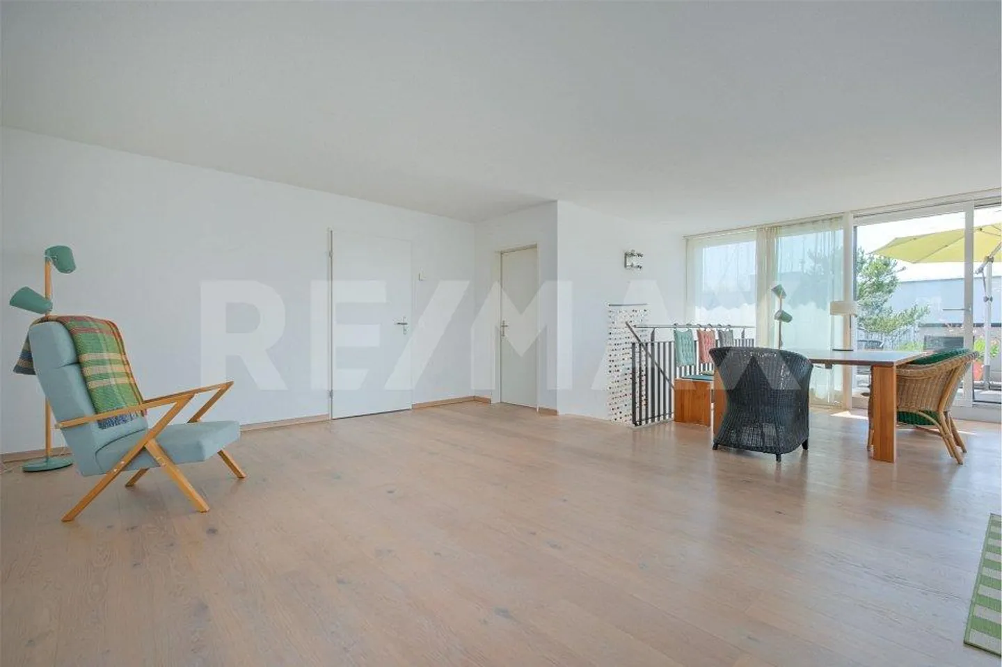 Moderno e luminoso: appartamento attico duplex di 5,5 stanze - Foto 4 di 13