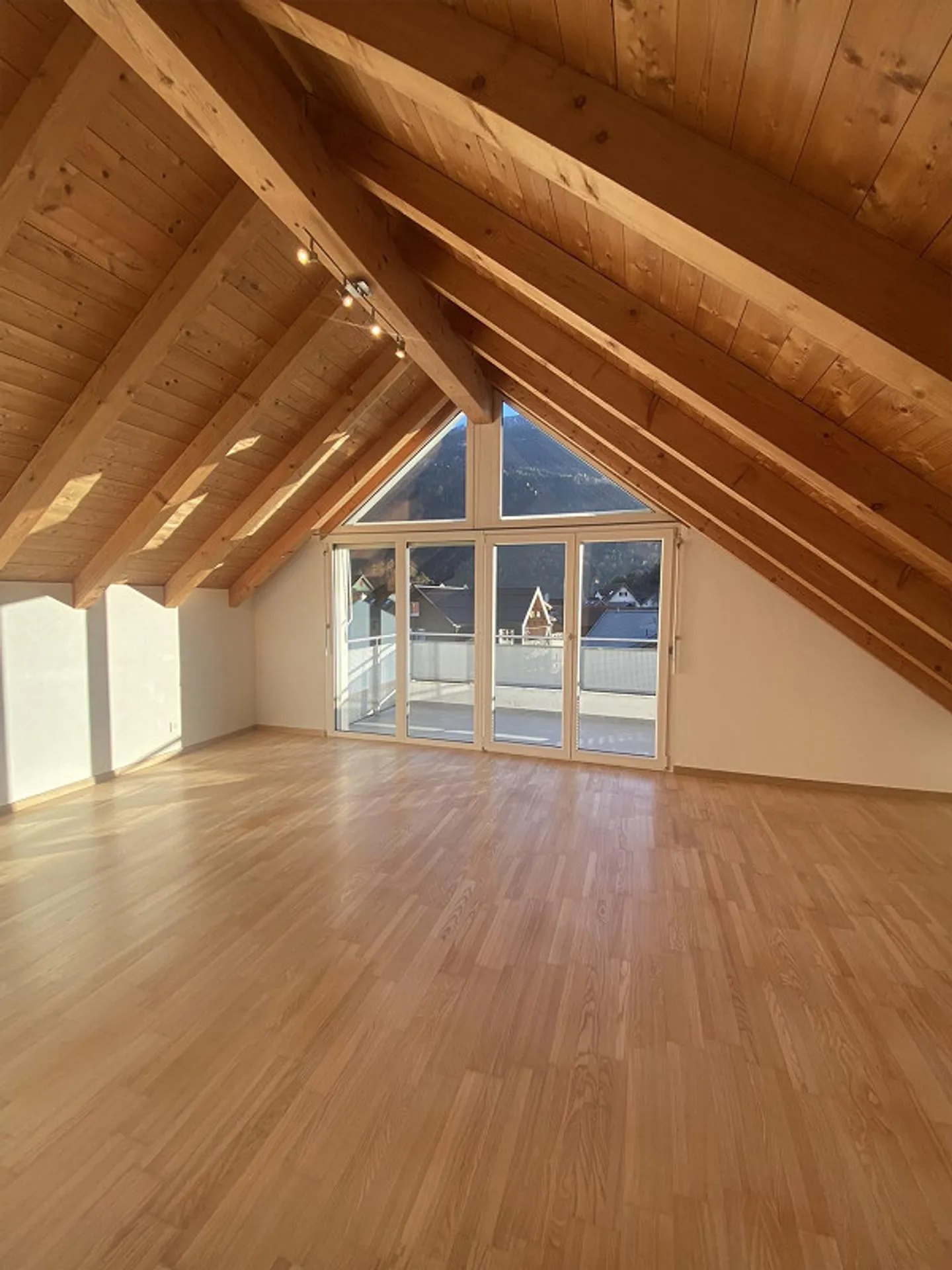 Sonnige Dachwohnung - Foto 1 von 8