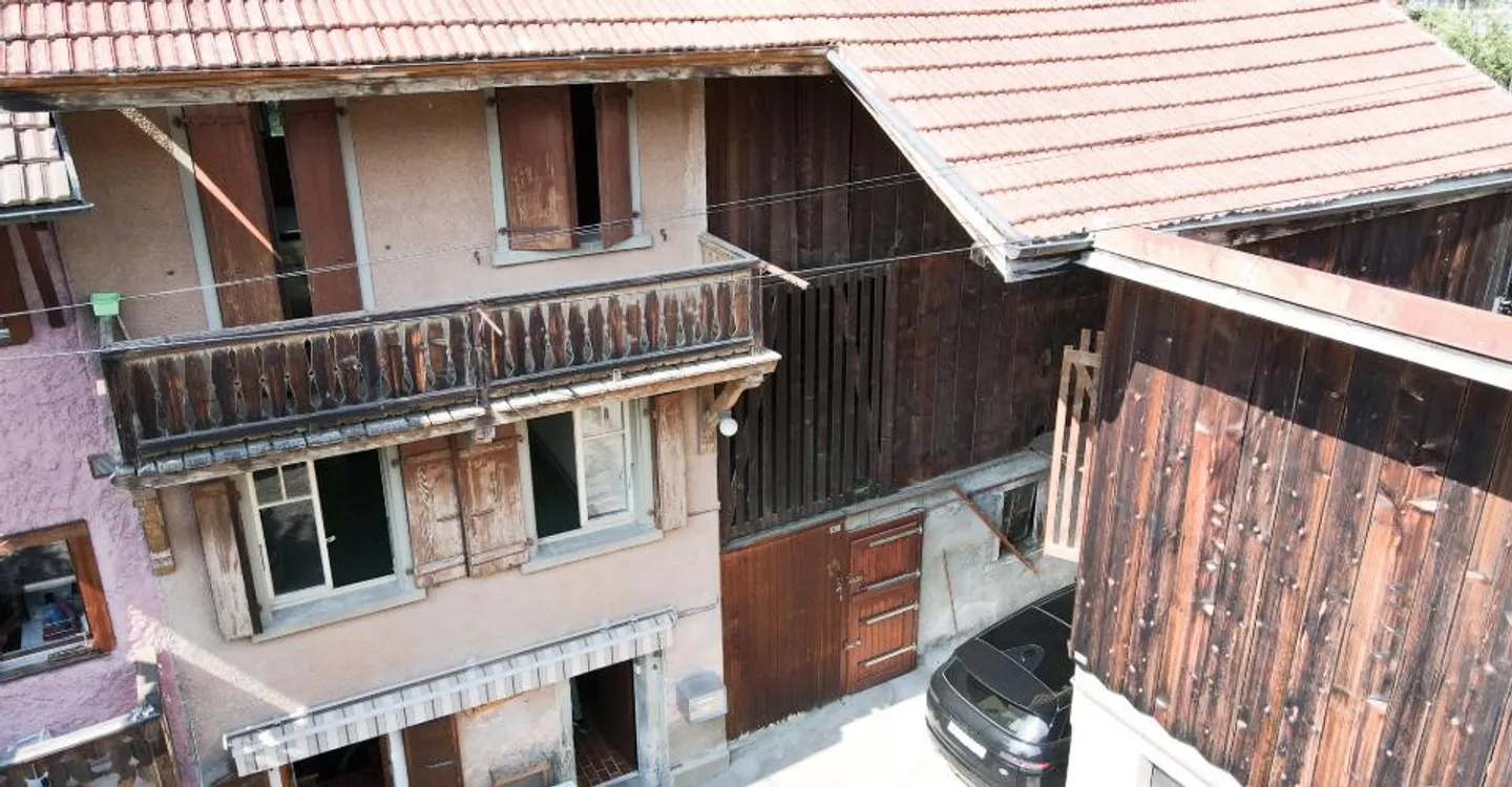 Village house with two outbuildings – great transformation potential in Ollon - Photo 1 of 11
