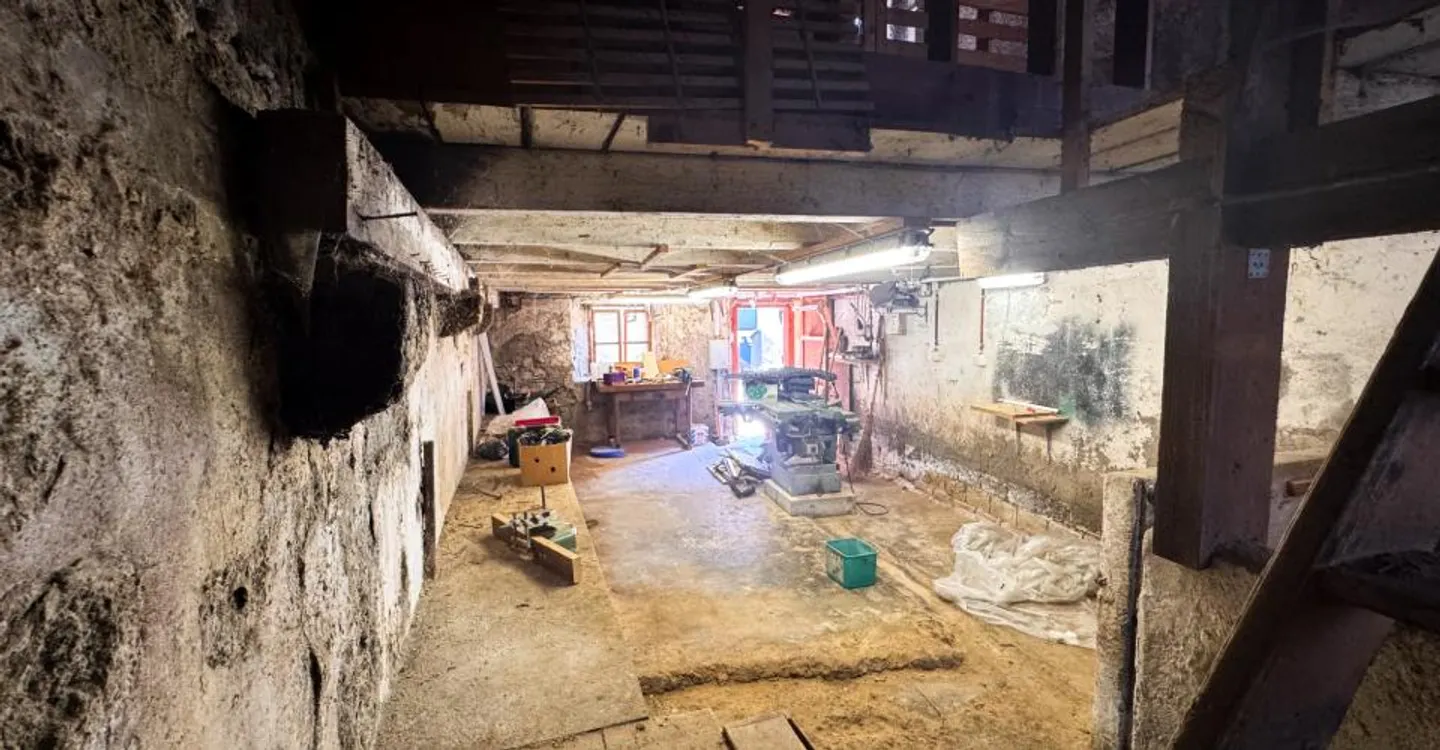Village house with two outbuildings – great transformation potential in Ollon - Photo 7 of 11