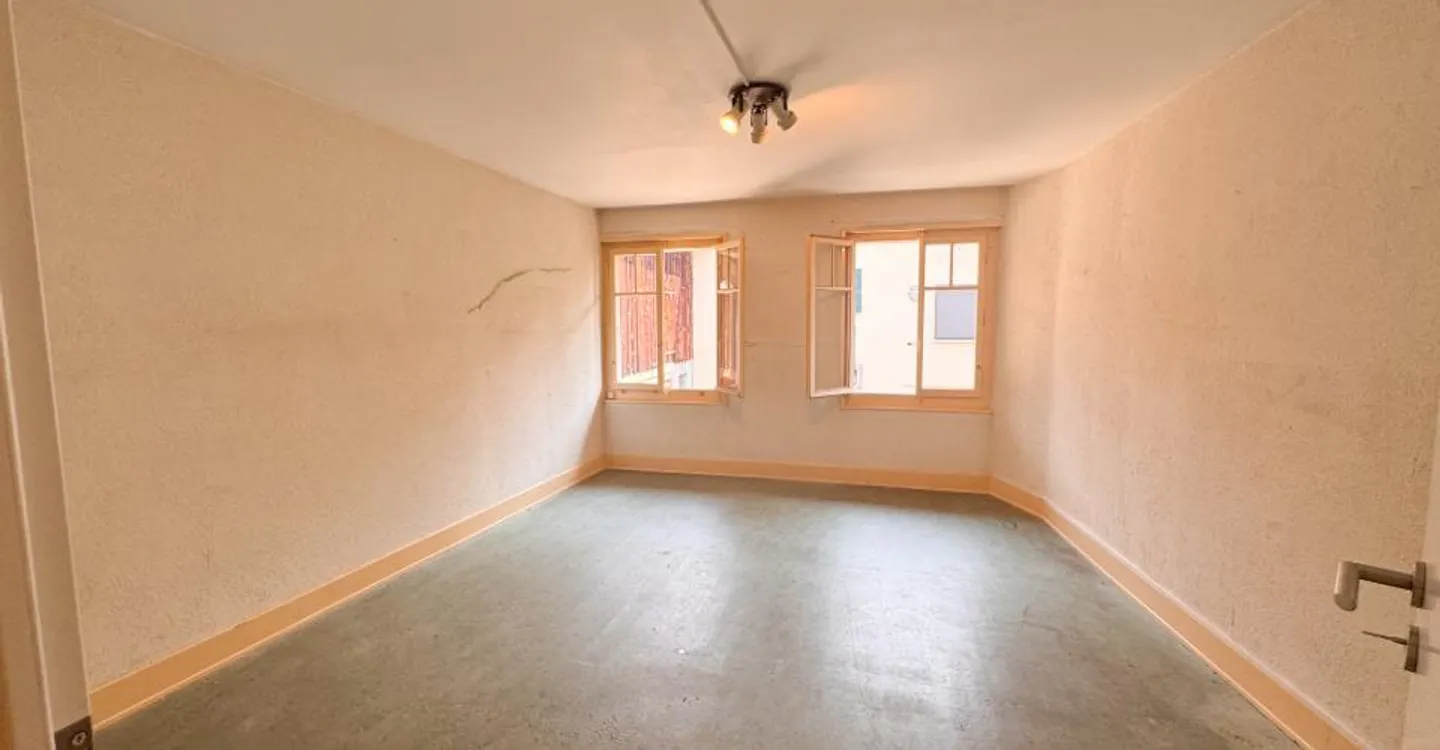Village house with two outbuildings – great transformation potential in Ollon - Photo 8 of 11