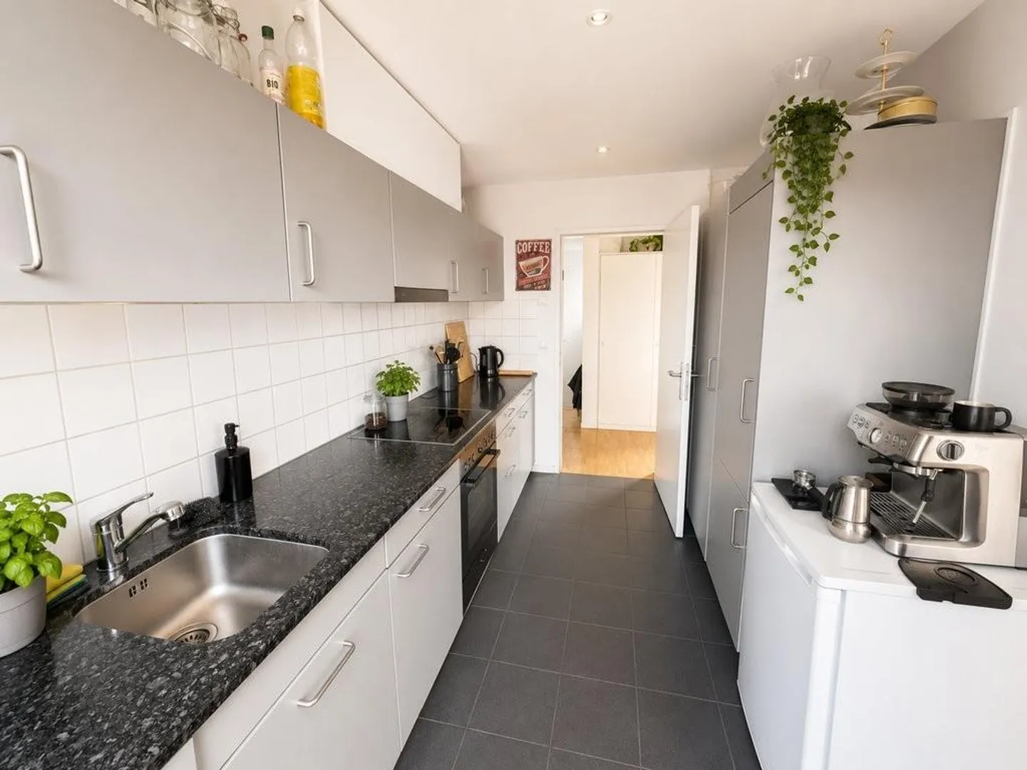 5.5-room penthouse apartment with large terrace and direct lift access - Photo 3 of 12