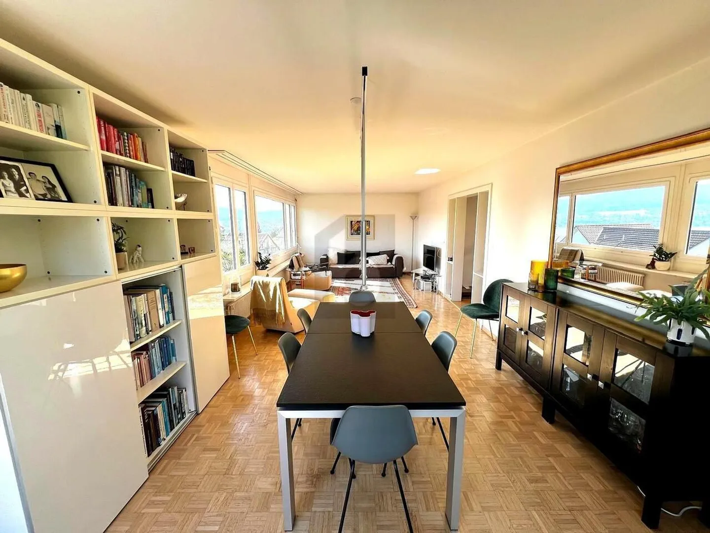 Bright 5.5-Room Apartment - Photo 2 of 6