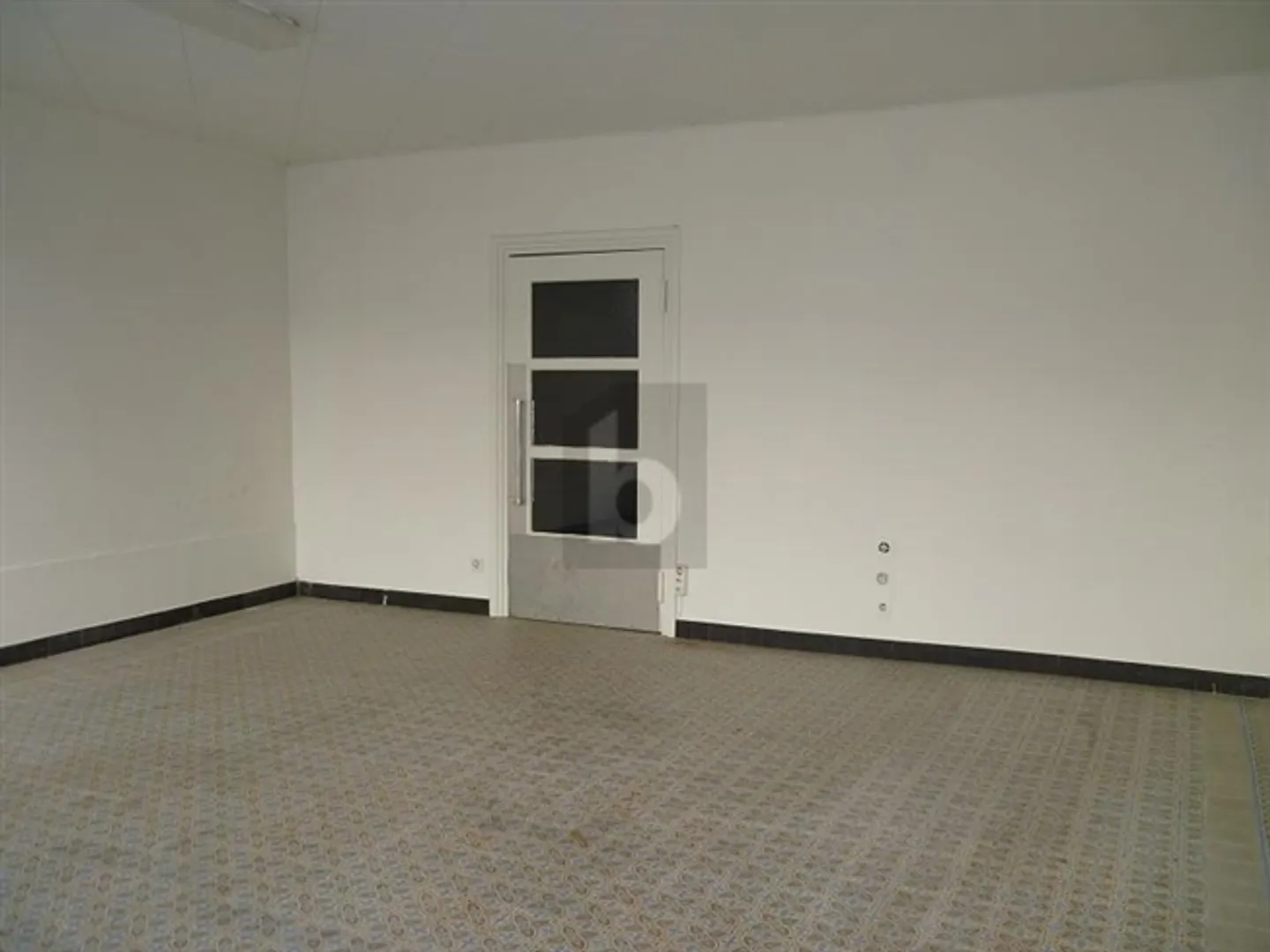 DANS LE CENTRE-VILLE AVEC BELLE VITRINE - Photo 5 sur 6