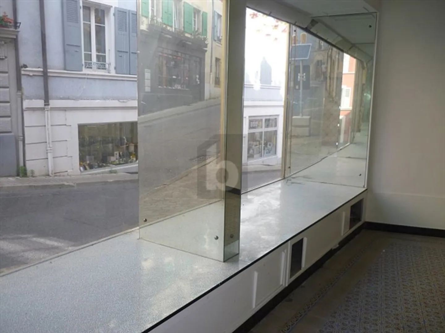 DANS LE CENTRE-VILLE AVEC BELLE VITRINE - Photo 2 sur 6