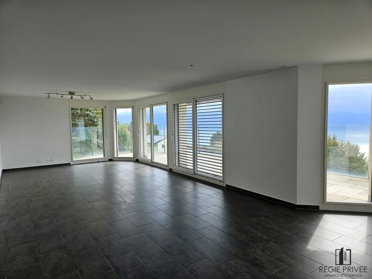 Magnificent high-end apartment with a view of Lake Geneva - Photo 3 of 13