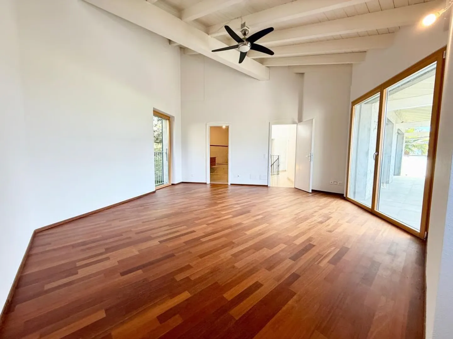 Zweifamilienhaus mit 5.5-Zimmer-Wohnung + 2-Zimmer-Wohnung, grossem Privatgrundstück, 4 Parkplätzen und Solarpanels - Photo 2 of 18