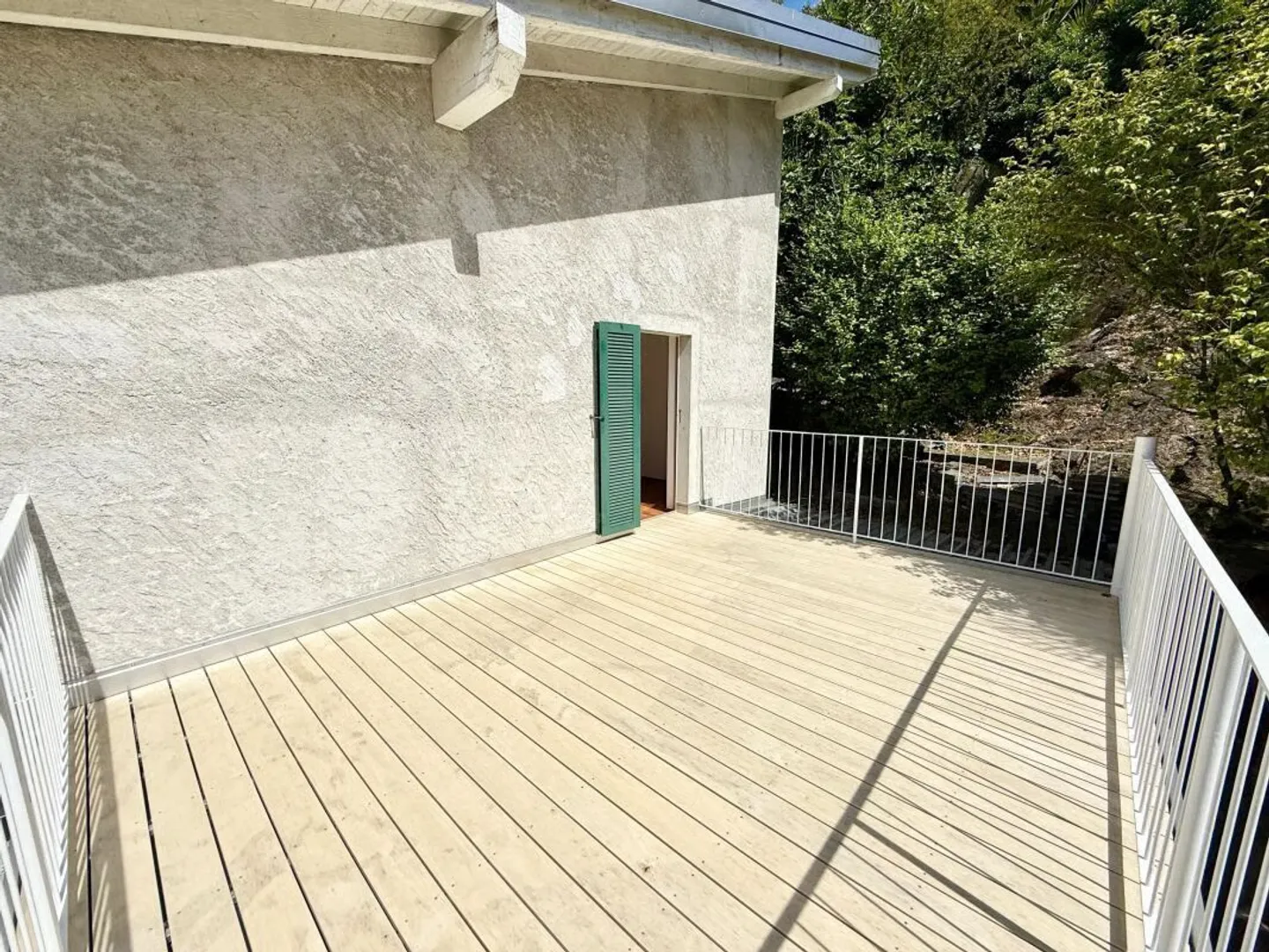 Zweifamilienhaus mit 5.5-Zimmer-Wohnung + 2-Zimmer-Wohnung, grossem Privatgrundstück, 4 Parkplätzen und Solarpanels - Photo 6 of 18