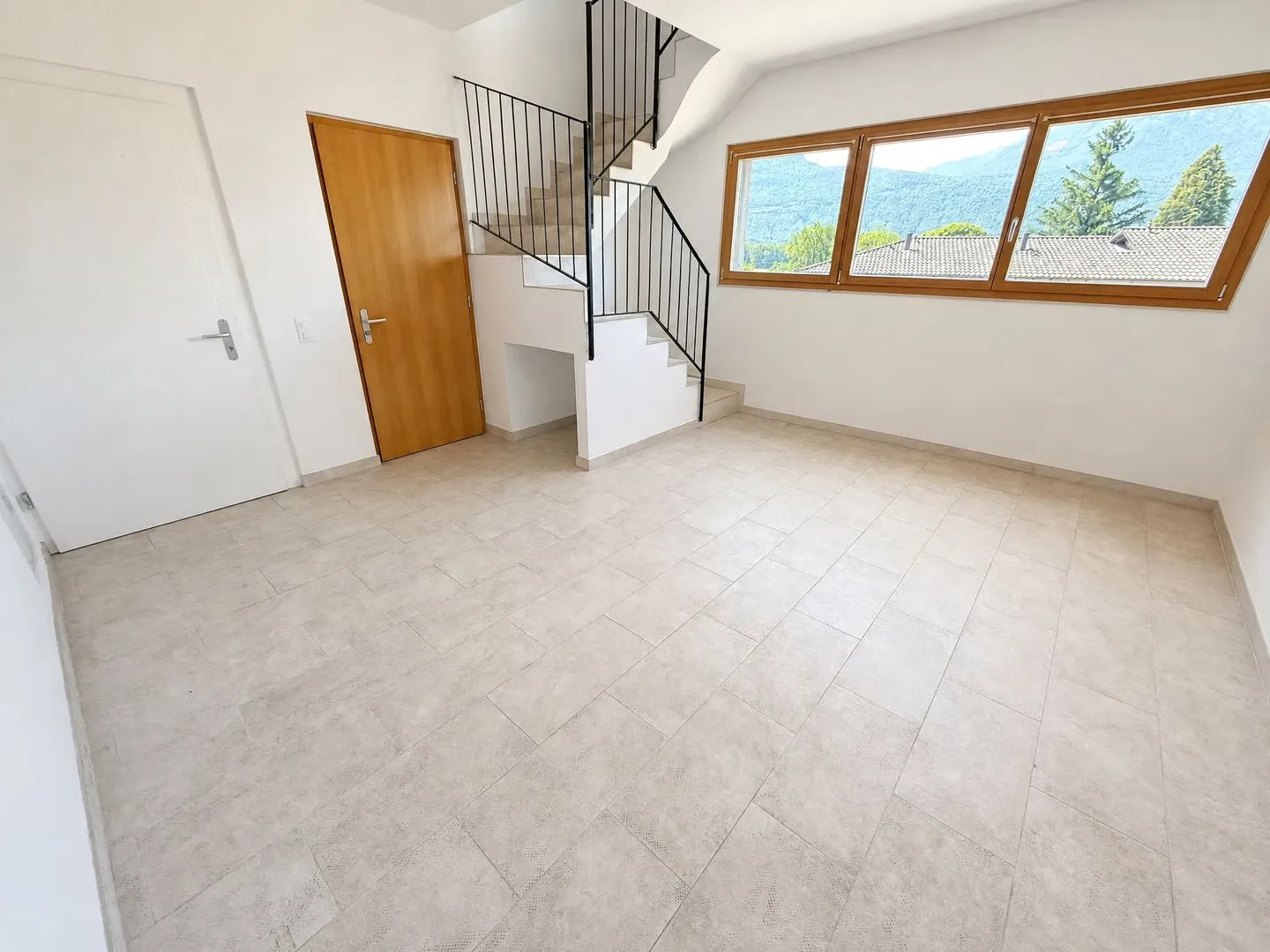 Zweifamilienhaus mit 5.5-Zimmer-Wohnung + 2-Zimmer-Wohnung, grossem Privatgrundstück, 4 Parkplätzen und Solarpanels - Photo 8 of 18