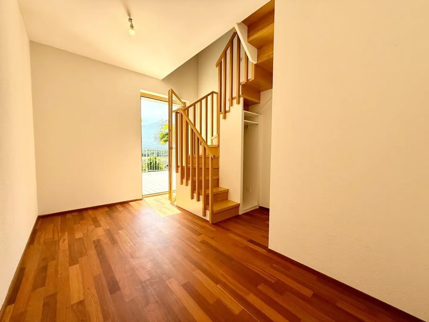 Zweifamilienhaus mit 5.5-Zimmer-Wohnung + 2-Zimmer-Wohnung, grossem Privatgrundstück, 4 Parkplätzen und Solarpanels - Photo 9 of 18