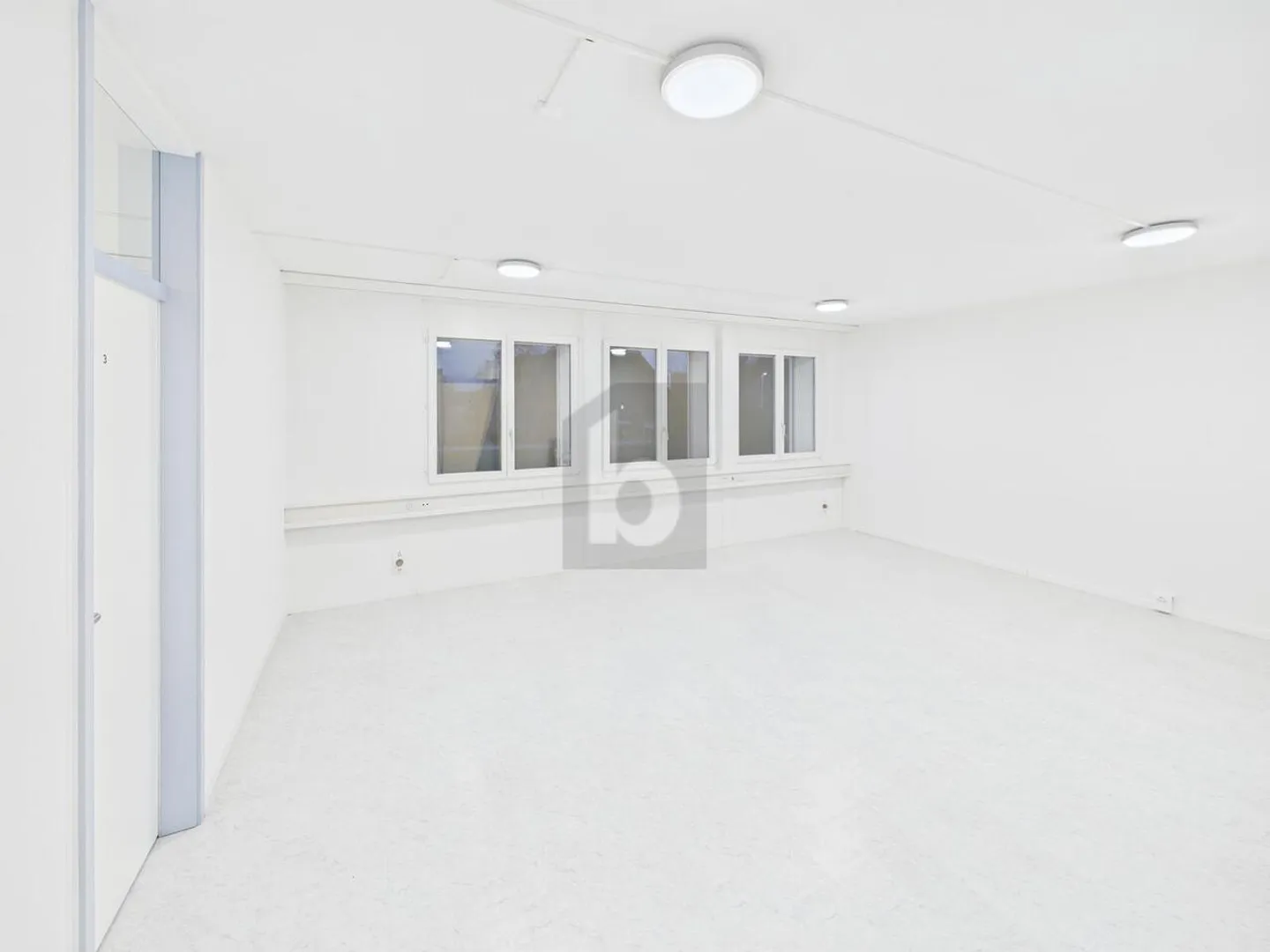 CENTRALLY LOCATED AND WELL EQUIPPED - Photo 2 of 5