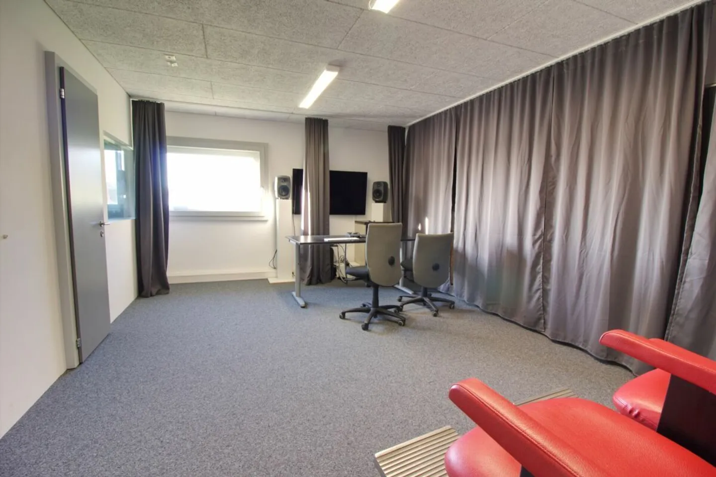 Ursy - magnifique bâtiment en zone artisanale - Photo 12 of 15