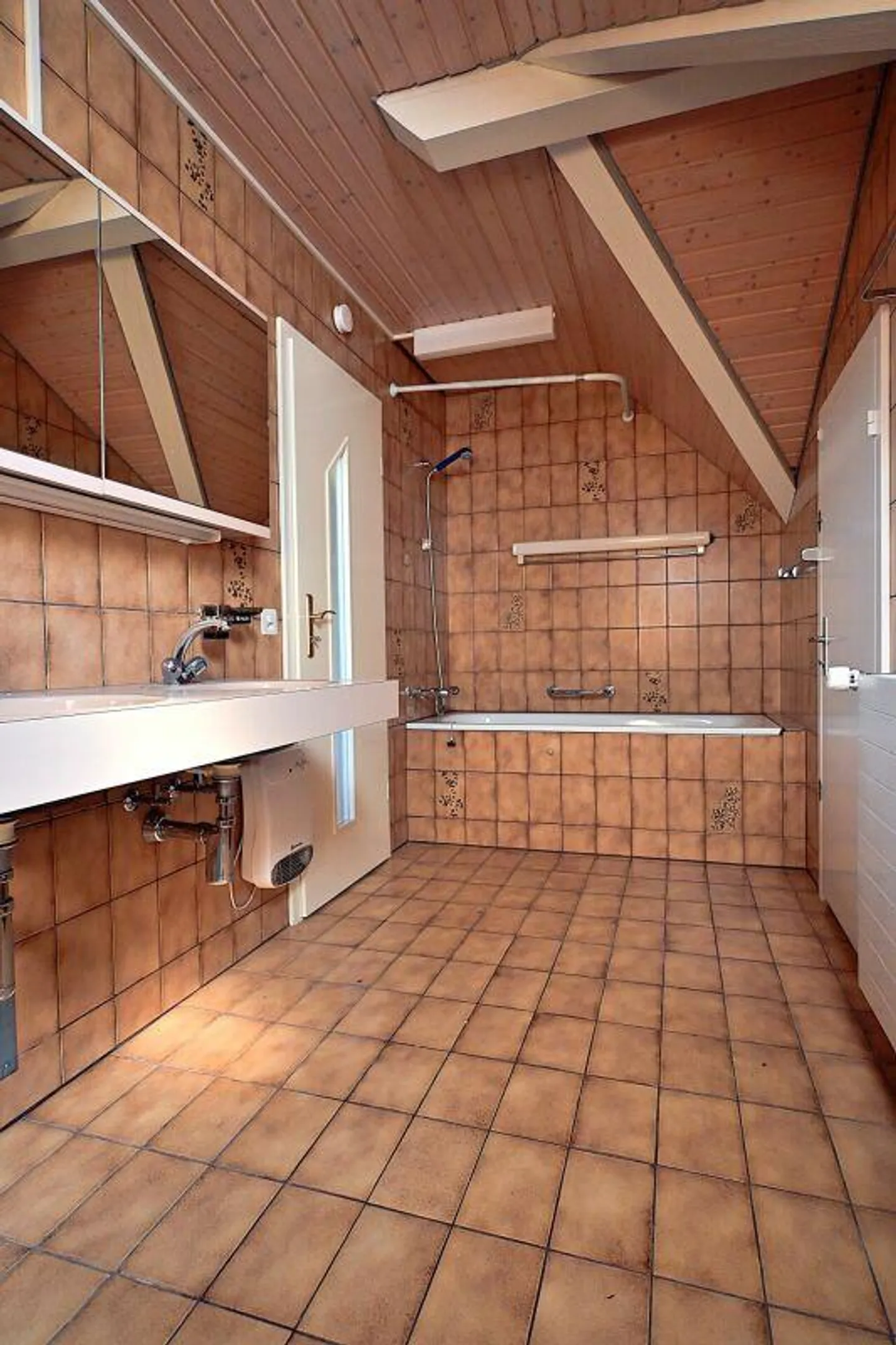 Cozy and Charming 5.5-Room Single-Family House in Prime Location - Photo 7 of 10