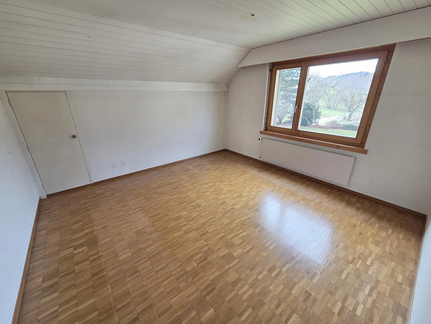 Appartement 4.5 pièces fraîchement rénové avec 2 salles de bains et cheminée - Photo 3 sur 8