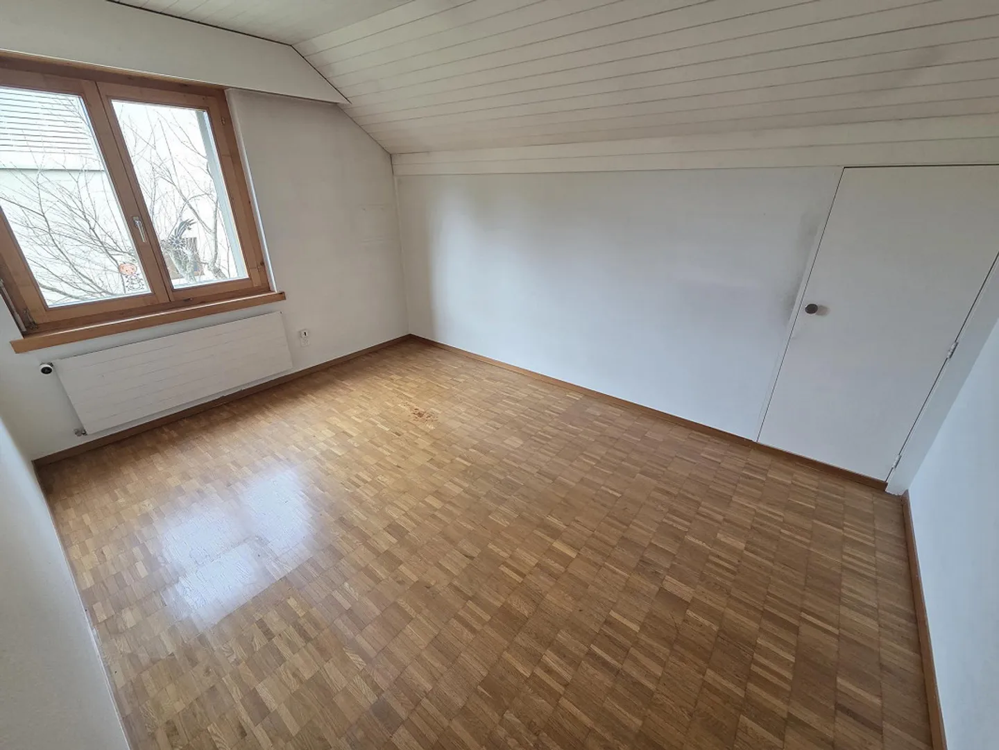 Appartement 4.5 pièces fraîchement rénové avec 2 salles de bains et cheminée - Photo 4 sur 8