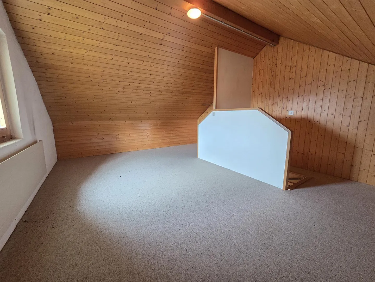 Appartement 4.5 pièces fraîchement rénové avec 2 salles de bains et cheminée - Photo 6 sur 8