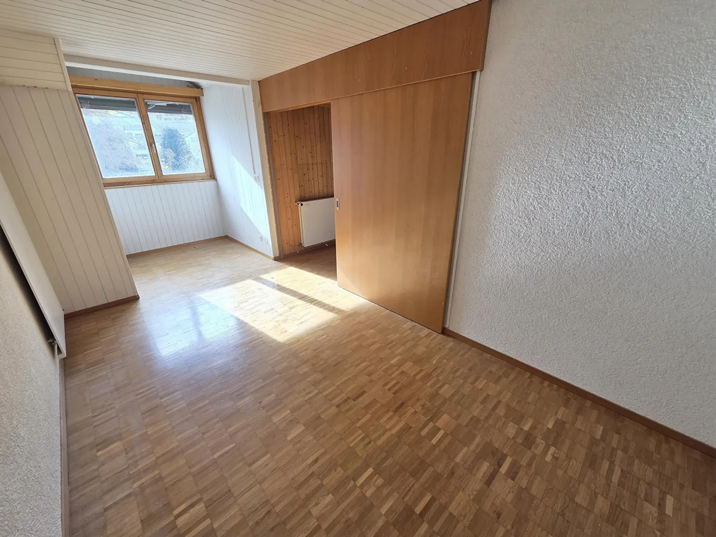 Appartement 4.5 pièces fraîchement rénové avec 2 salles de bains et cheminée - Photo 7 sur 8