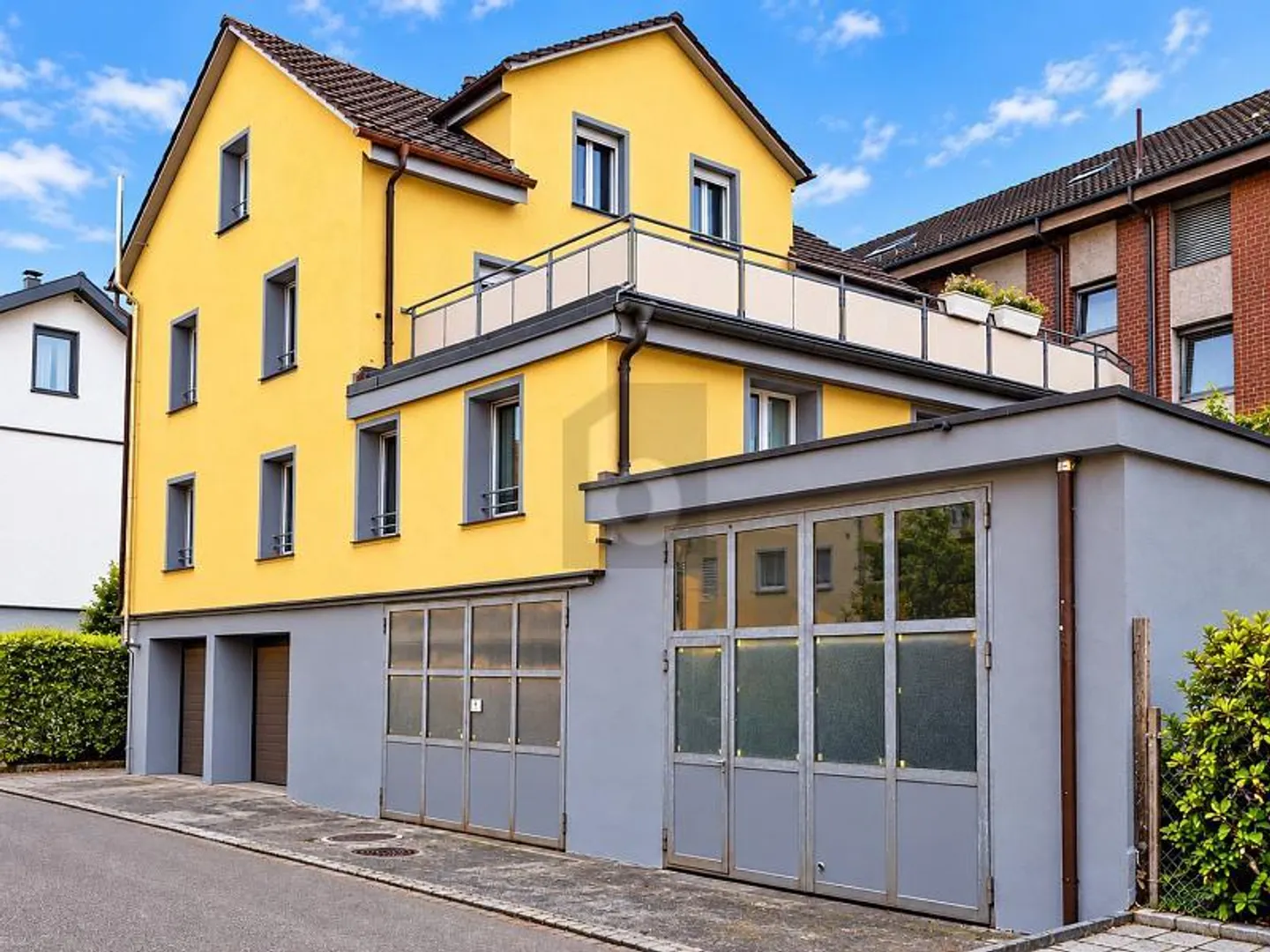 Grosses Mehrfamilienhaus - Foto 1 von 6