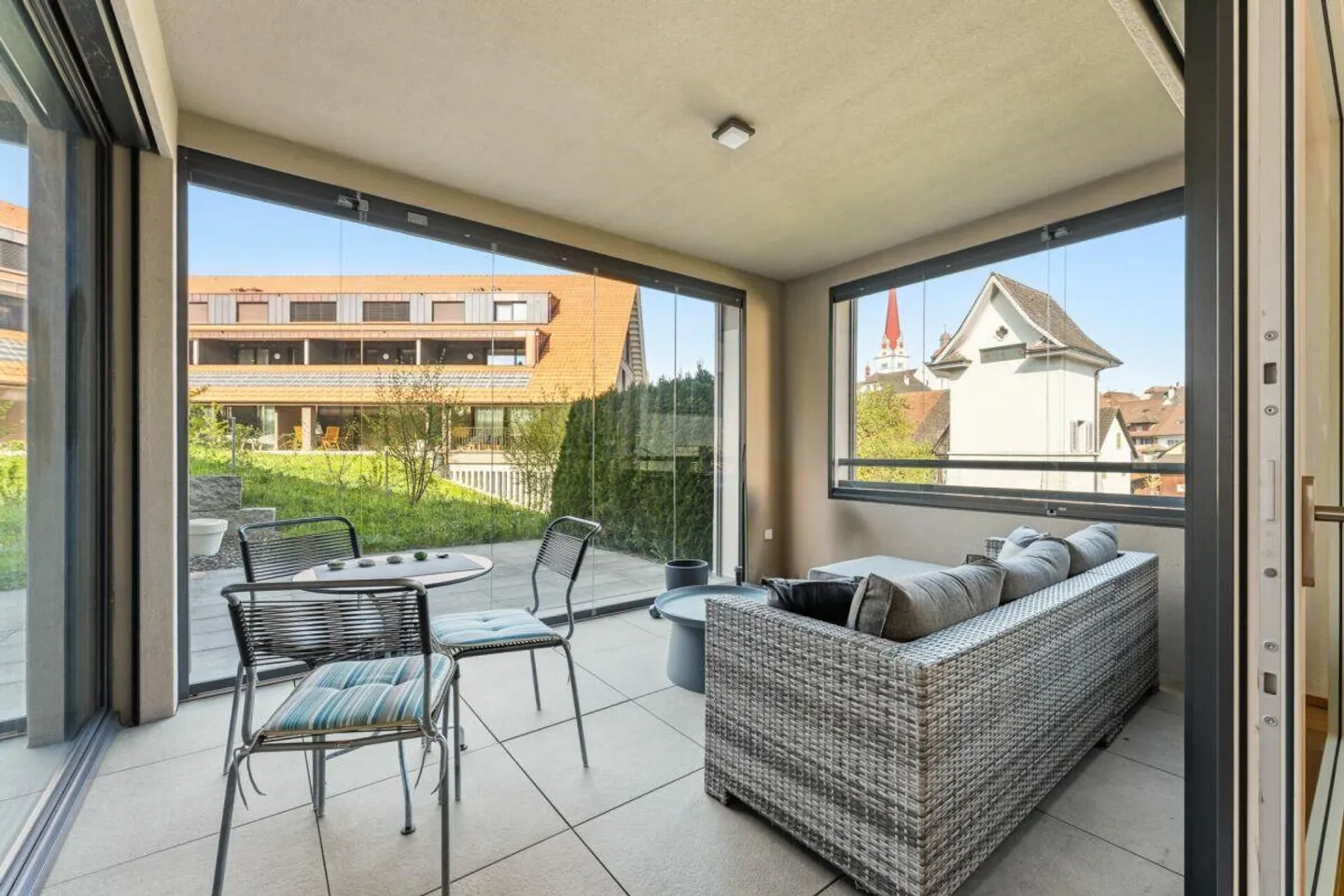 Appartamento elegante di 2,5 stanze con giardino d'inverno e area giardino privata - Foto 4 di 7