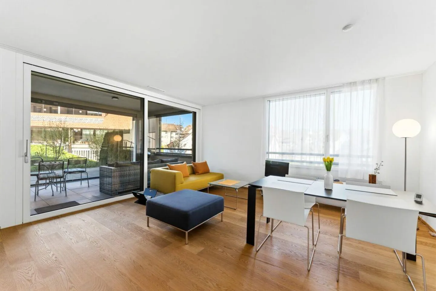 Appartamento elegante di 2,5 stanze con giardino d'inverno e area giardino privata - Foto 3 di 7