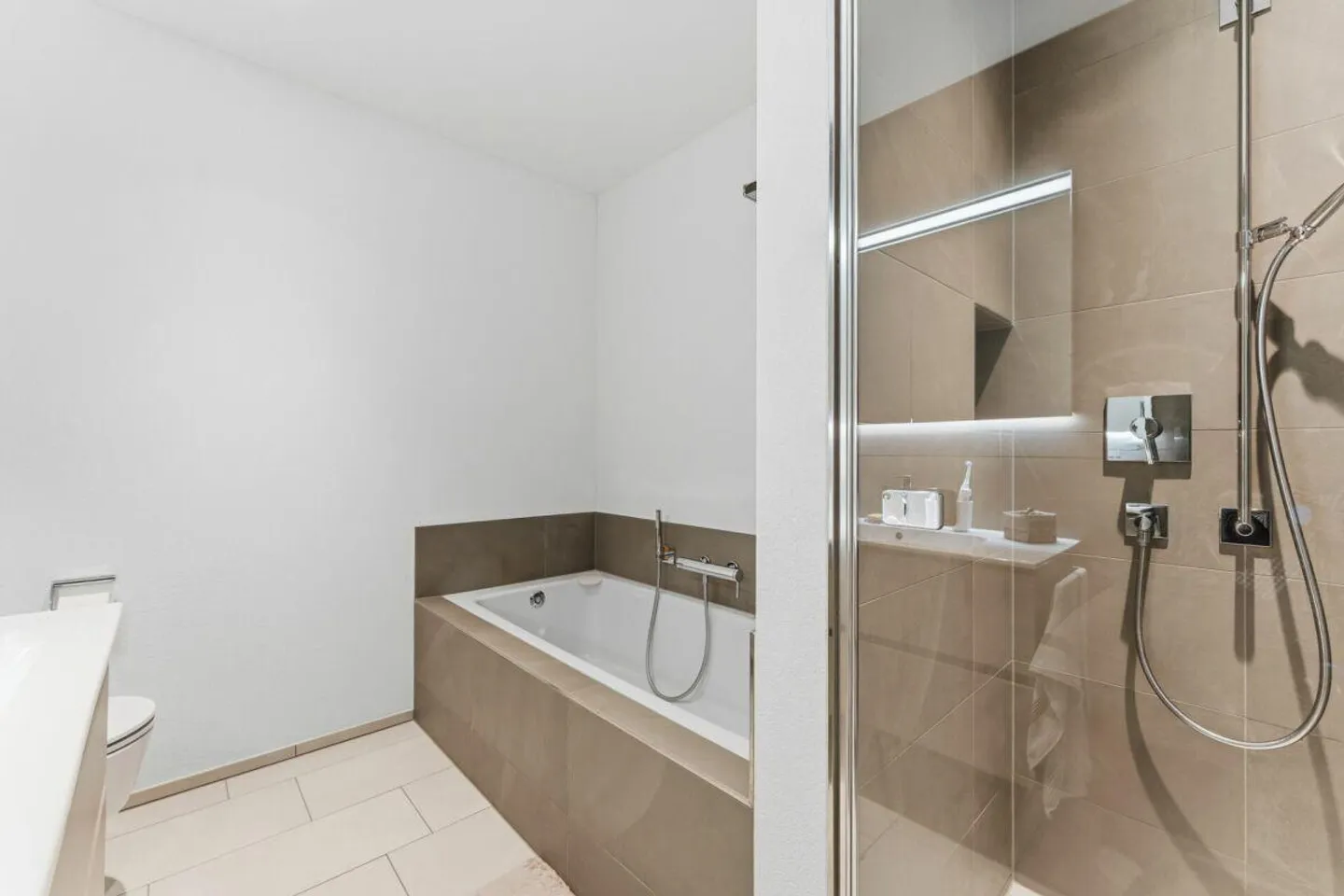 Appartamento elegante di 2,5 stanze con giardino d'inverno e area giardino privata - Foto 6 di 7